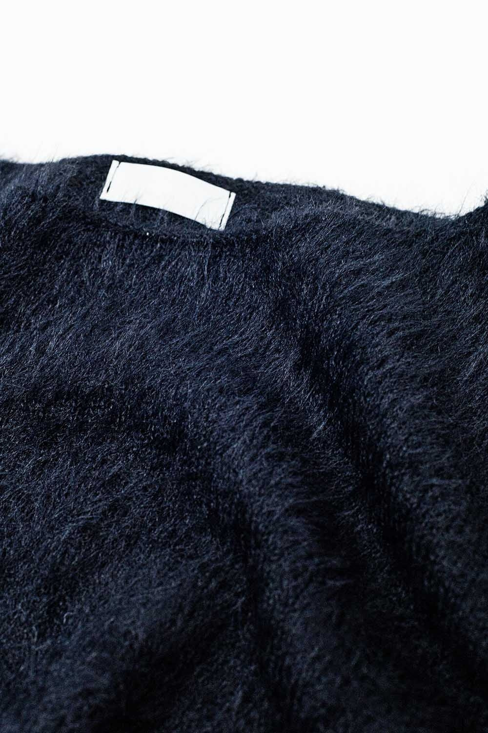 Camisola curta e fofa em preto ajustada à cintura