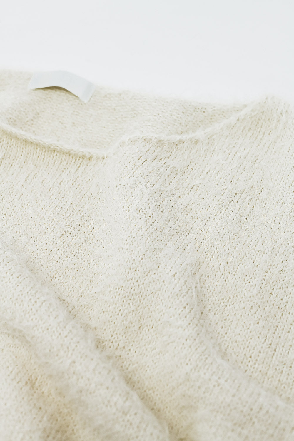 camisola fofa cortada em creme ajustada na cintura
