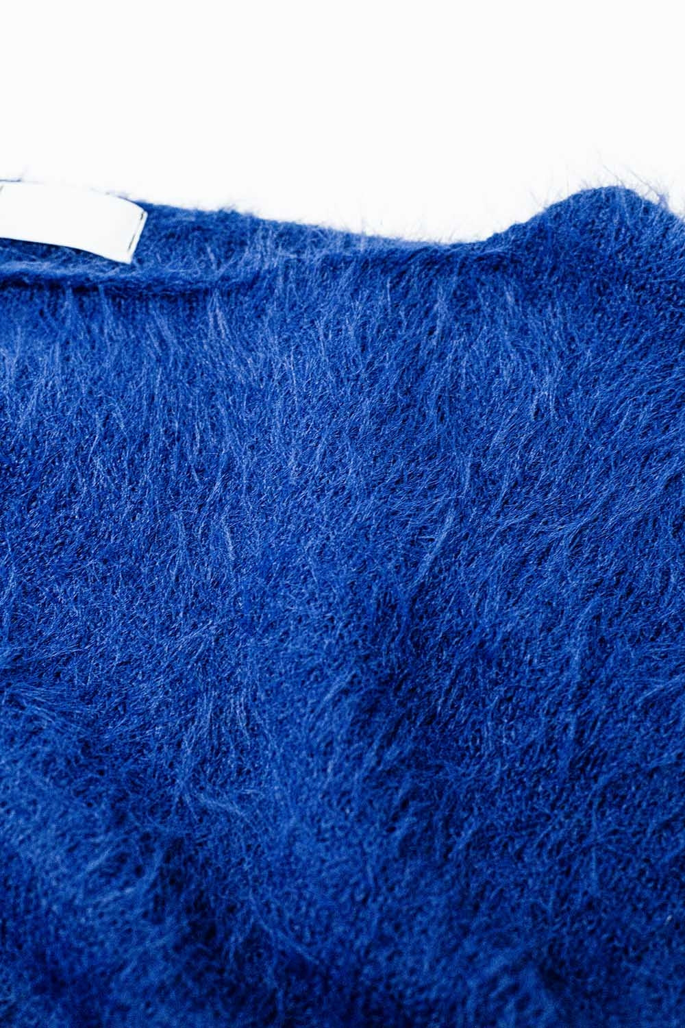 camisola fofa cortada em azul-marinho ajustada na cintura