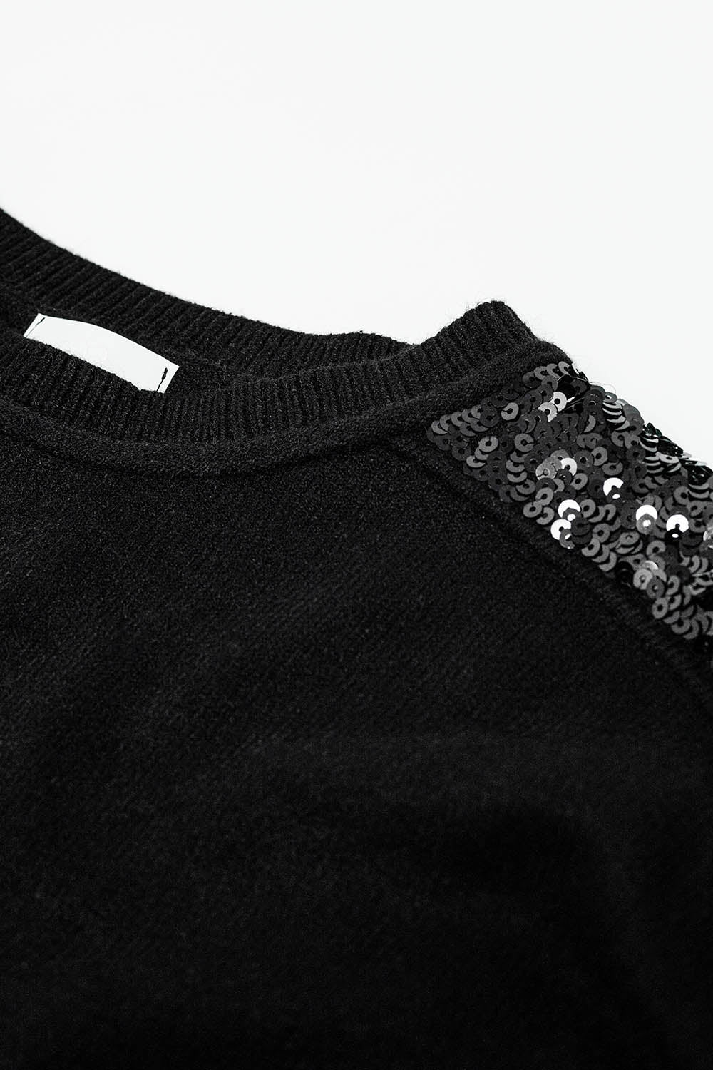 Camisola preta de mangas compridas com lantejoulas nos ombros