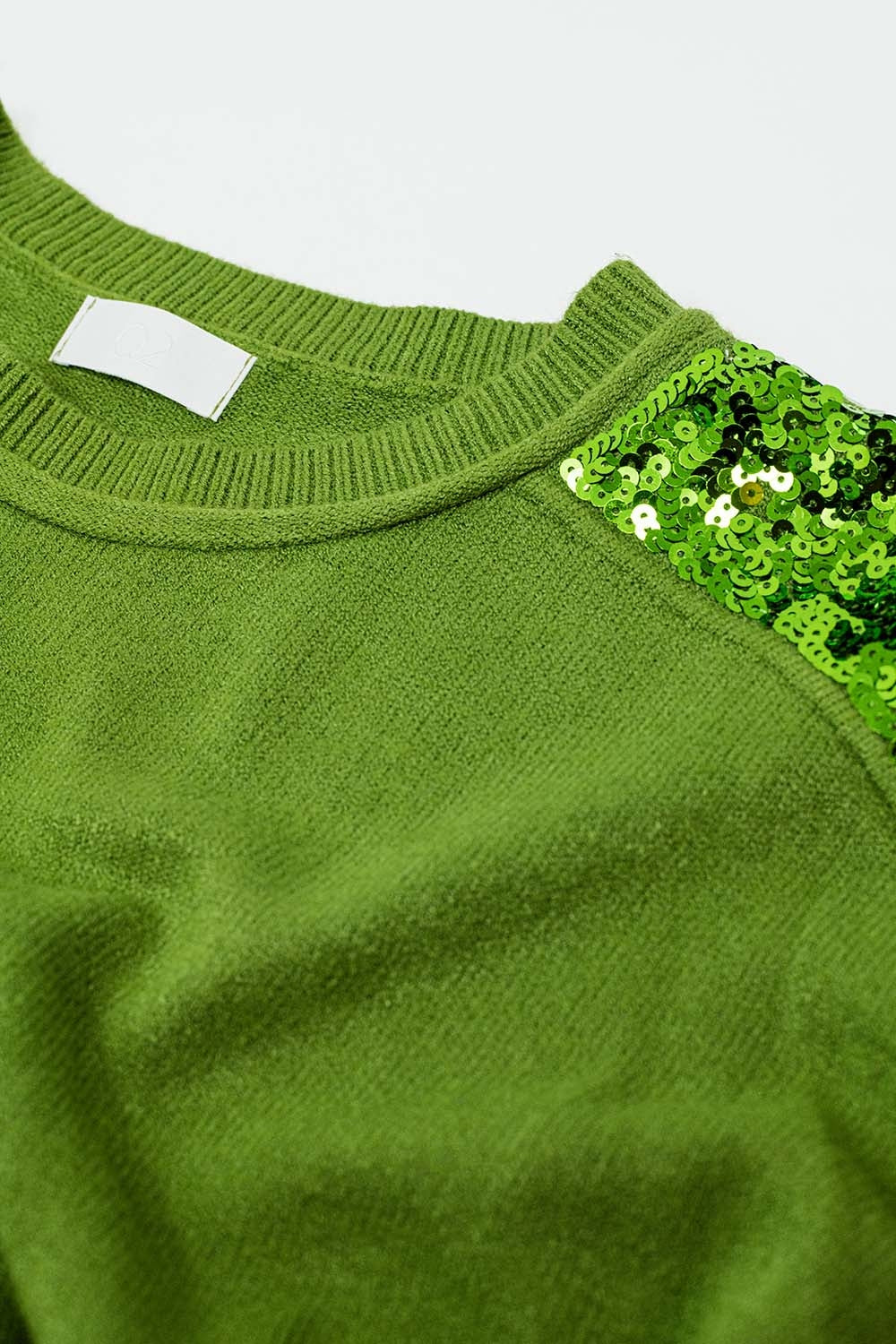 Camisola verde de mangas compridas com lantejoulas nos ombros