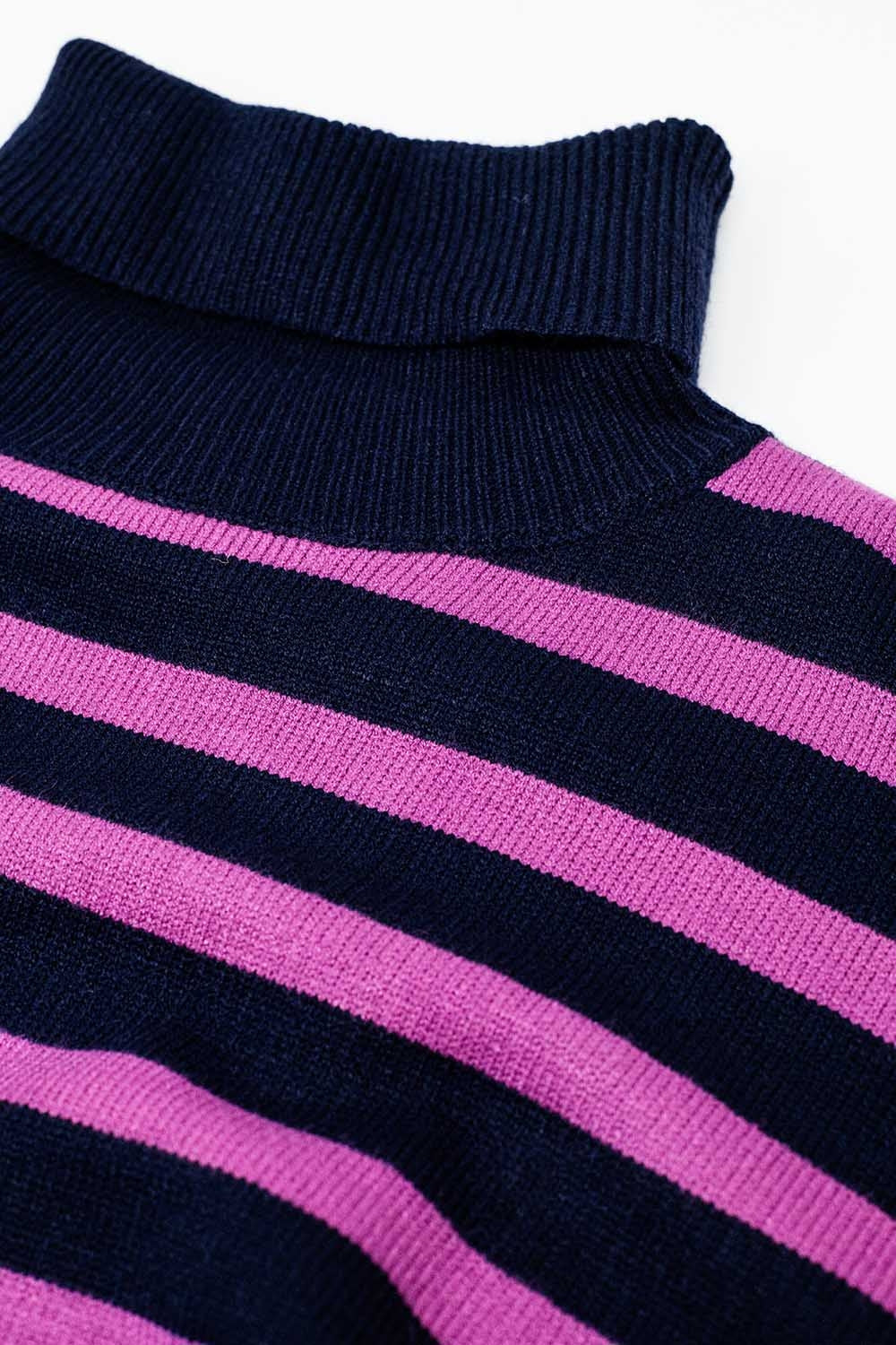 Camisola de gola alta em azul-marinho com riscas fúcsia e fendas laterais