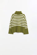 Camisola de gola alta verde com riscas brancas e fendas laterais