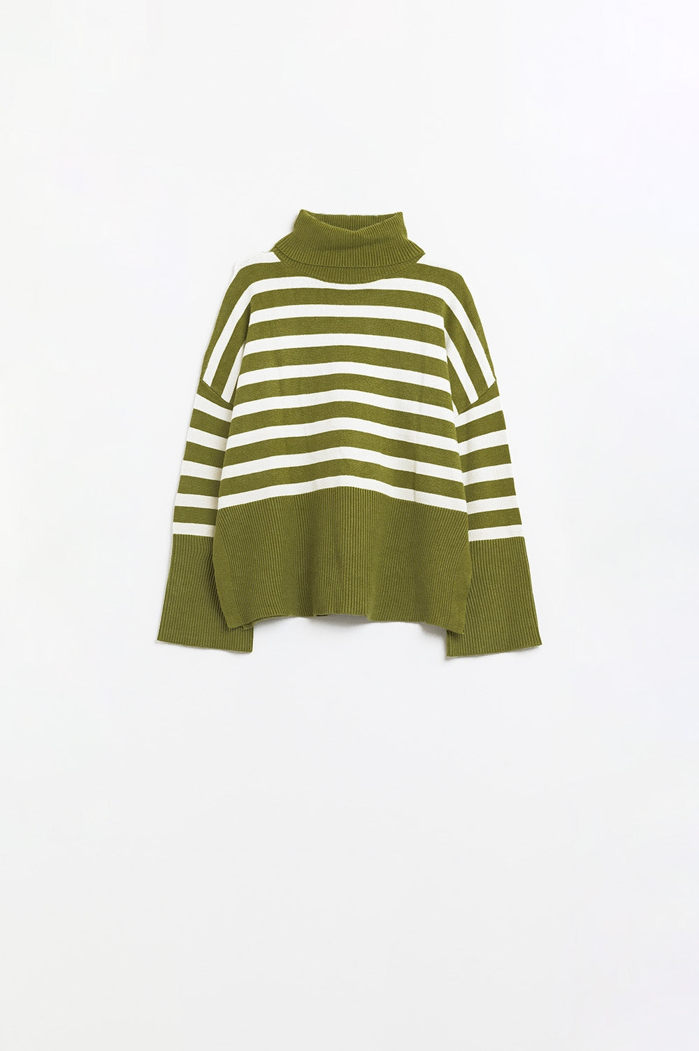 Camisola de gola alta verde com riscas brancas e fendas laterais