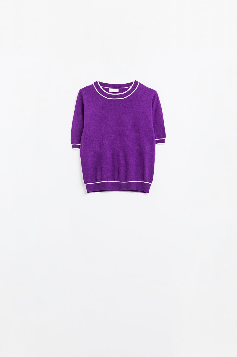 Camisola de manga curta roxa com pormenor de linha branca