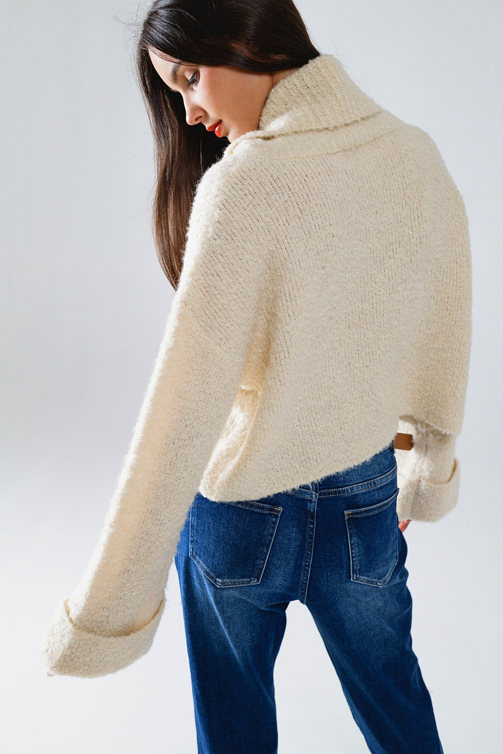 camisola de malha fofa com gola alta em branco