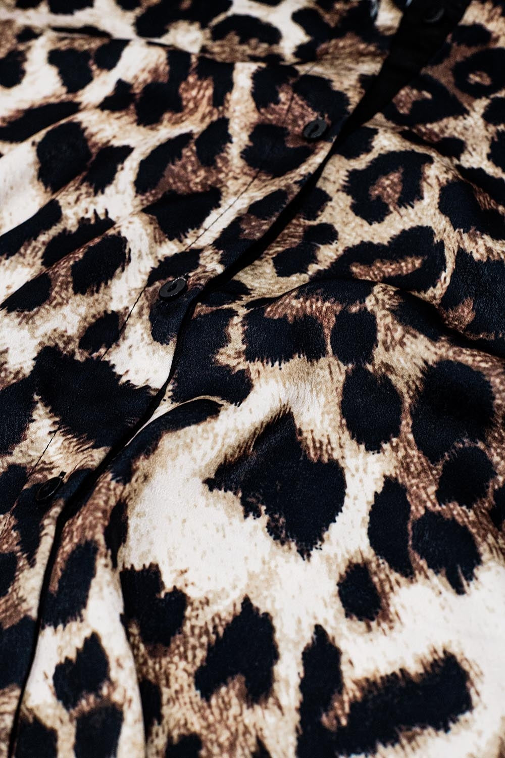 camisa de leopardo com pormenor em cetim preto