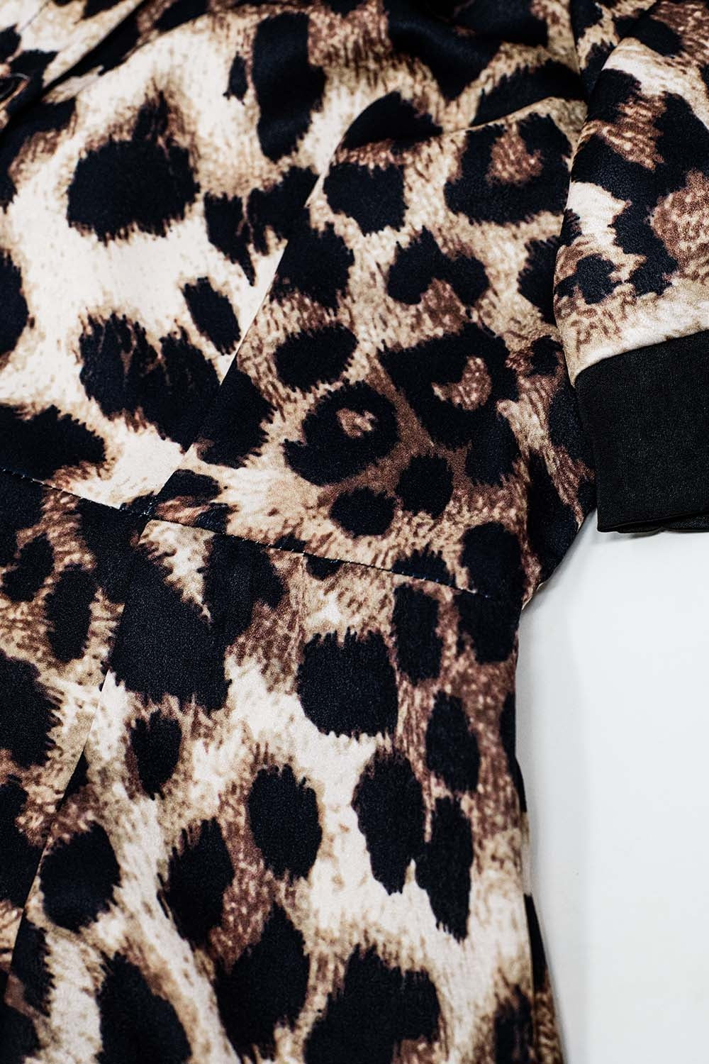 Vestido maxi com botões e pormenor em cetim com estampado de leopardo