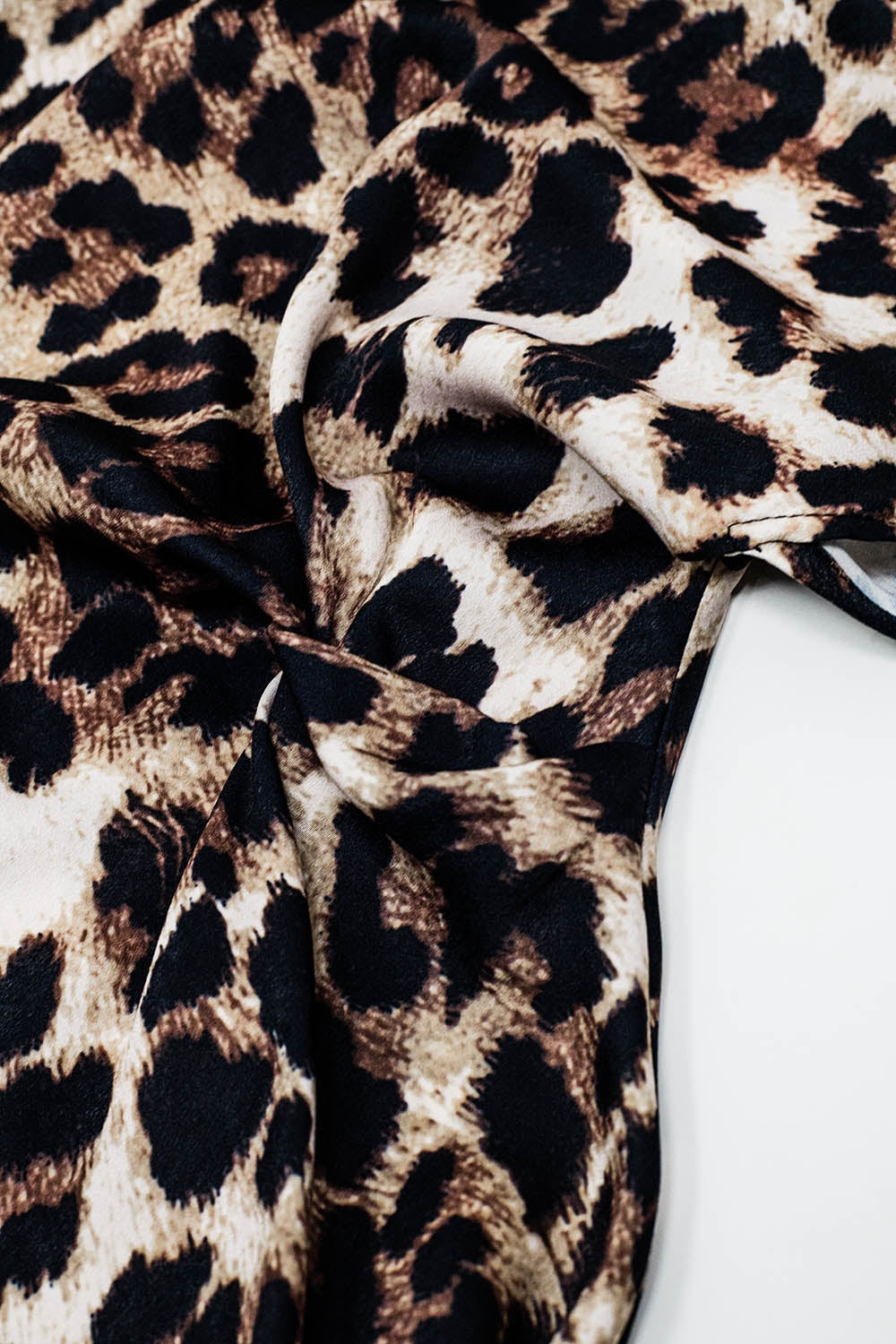 Vestido maxi com estampado de leopardo e pormenor de nó na cintura