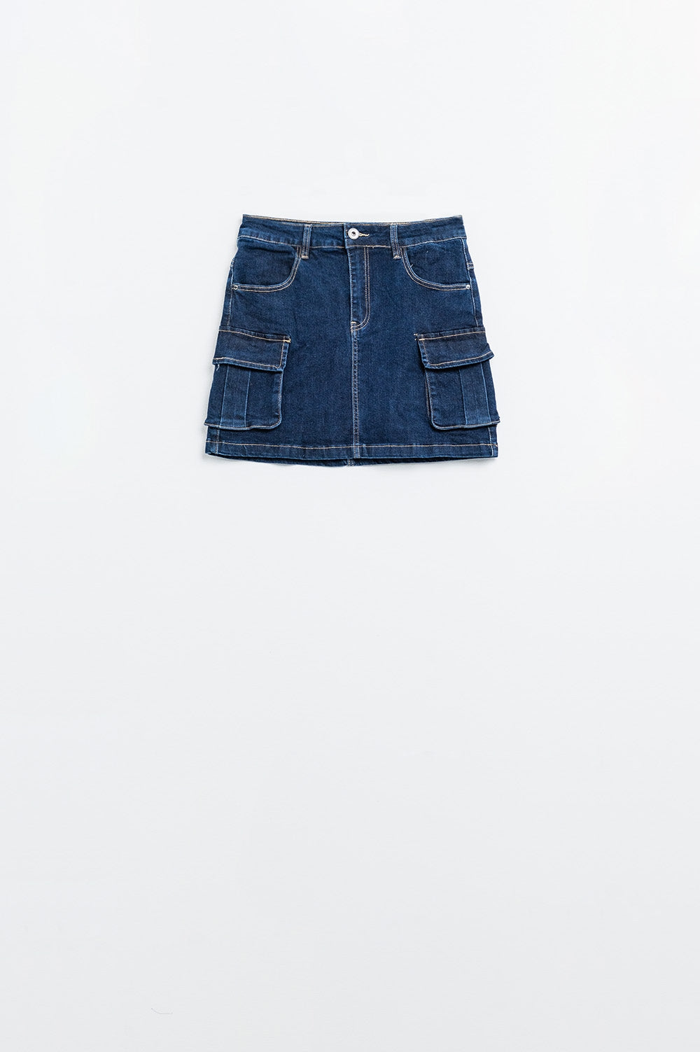 Saia Cargo Jeans em Lavagem Escura Com Costura Contrastante