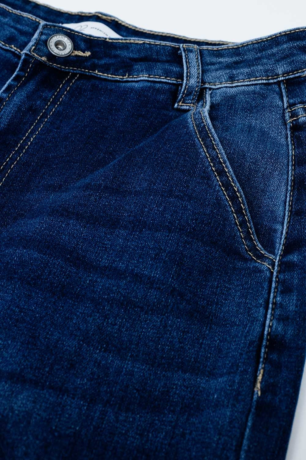 Calças de ganga de corte direito com bolsos laterais em azul médio