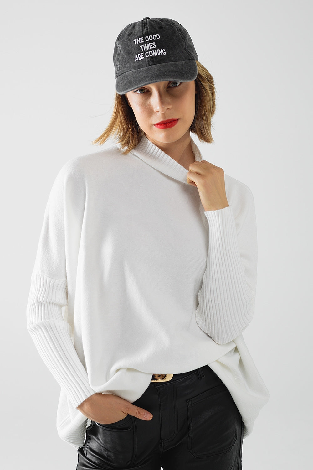 Camisola branca de malha macia de grandes dimensões com mangas caneladas