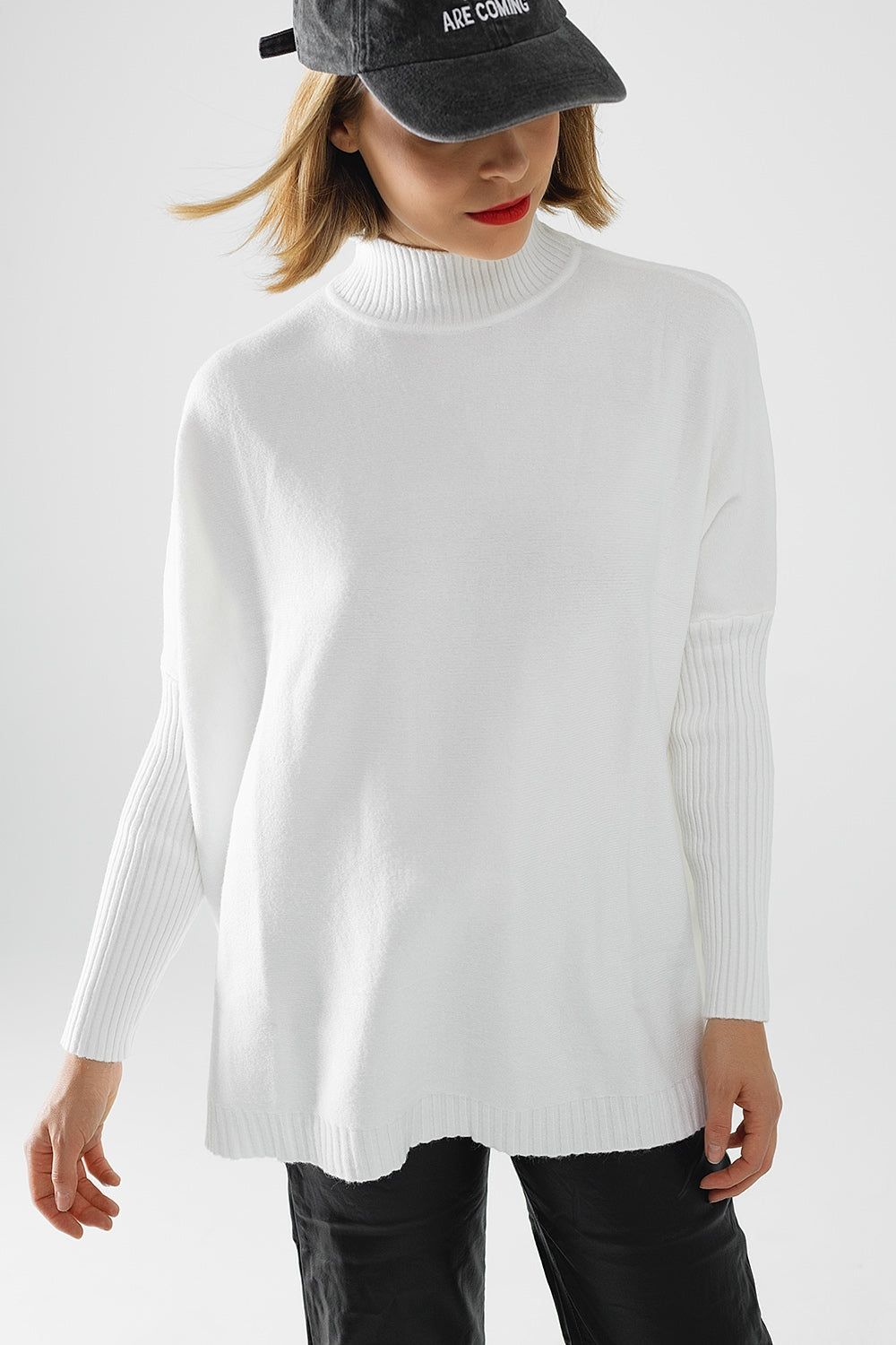 Camisola branca de malha macia de grandes dimensões com mangas caneladas