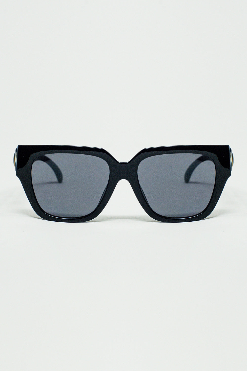 óculos de sol pretos grossos geométricos com lentes pretas