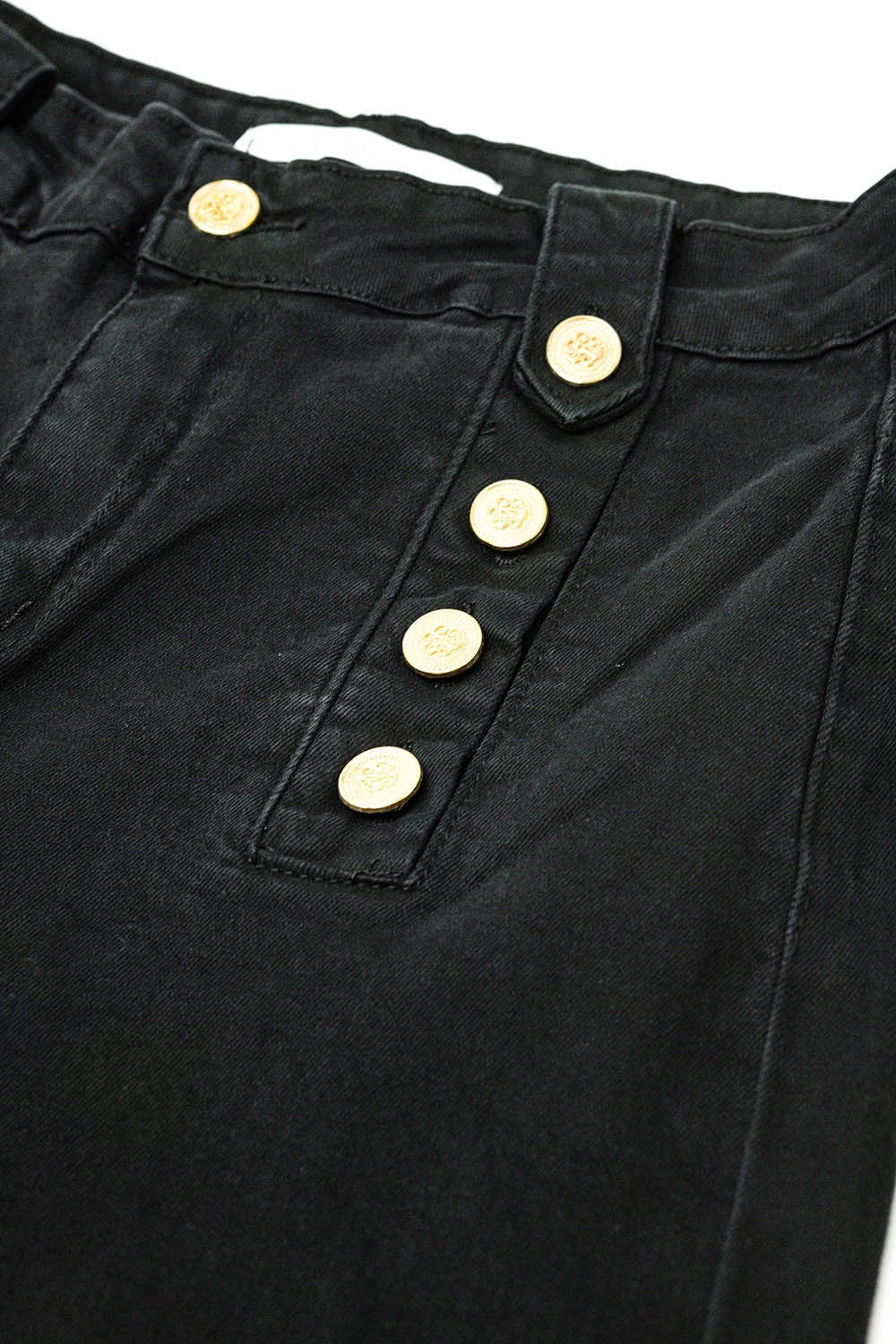 Jeans reto com botões dourados na lateral em preto