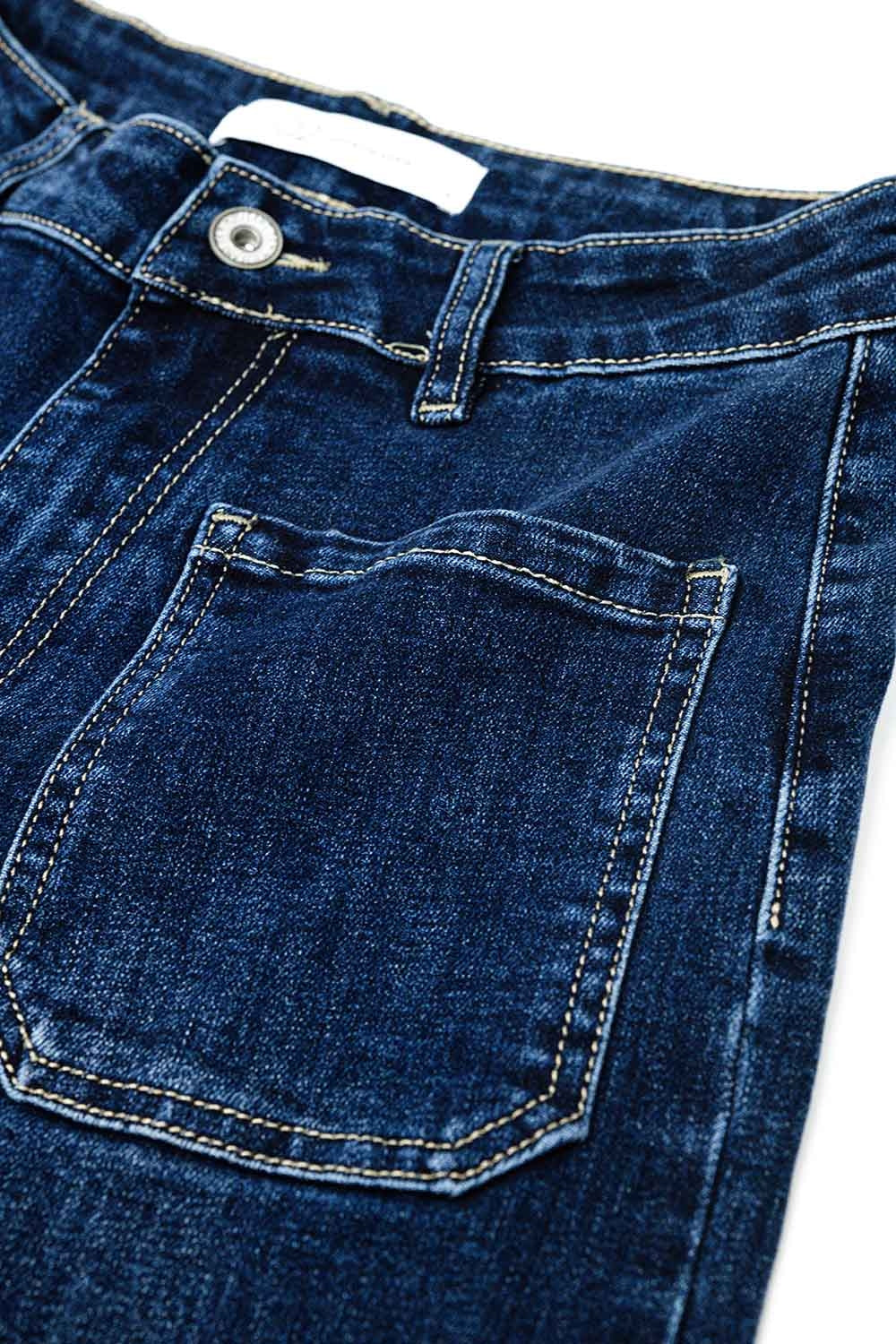 Jeans de lavagem escura com perna larga e bolsos