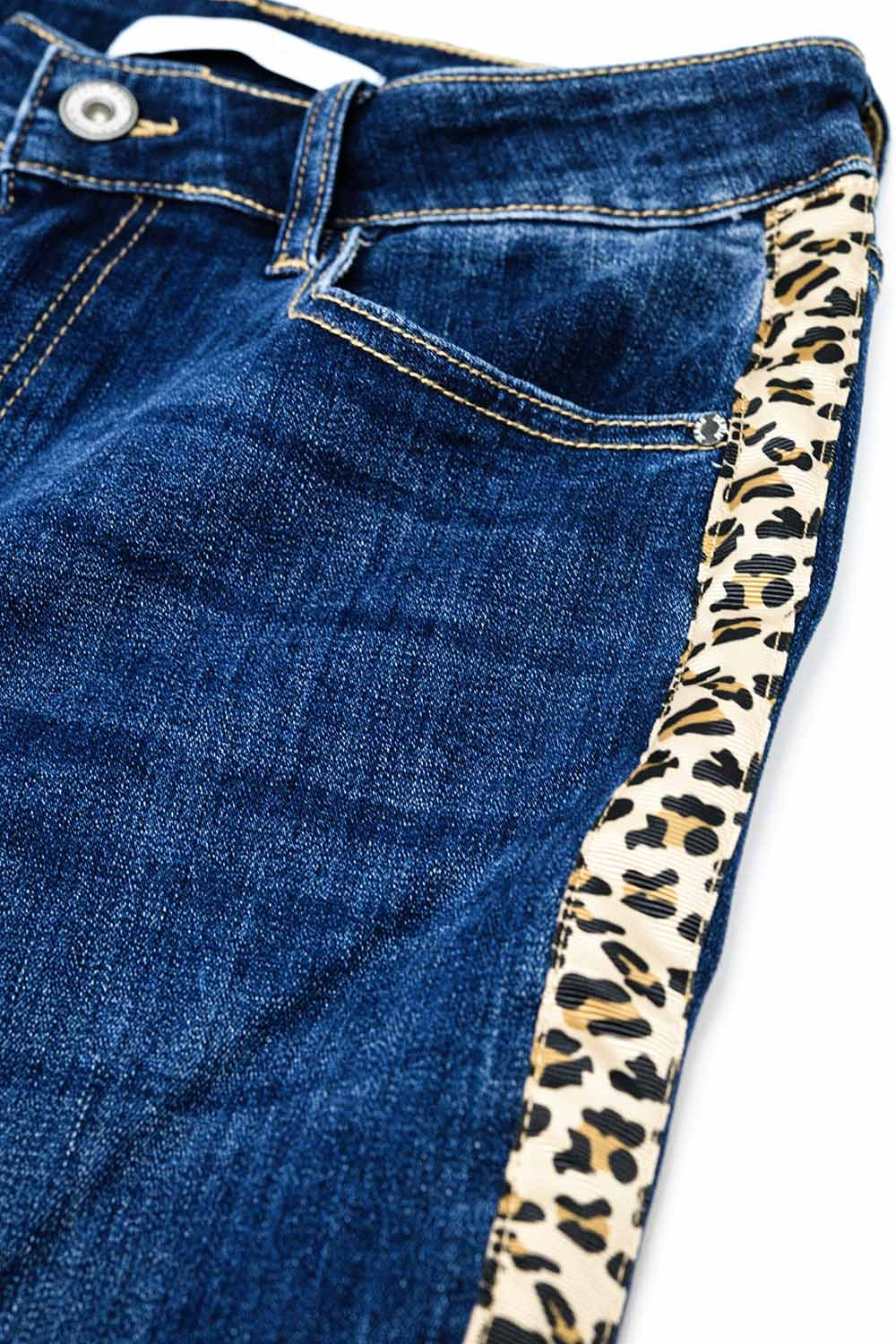 Calças de ganga de pernas largas com risca de leopardo na lateral