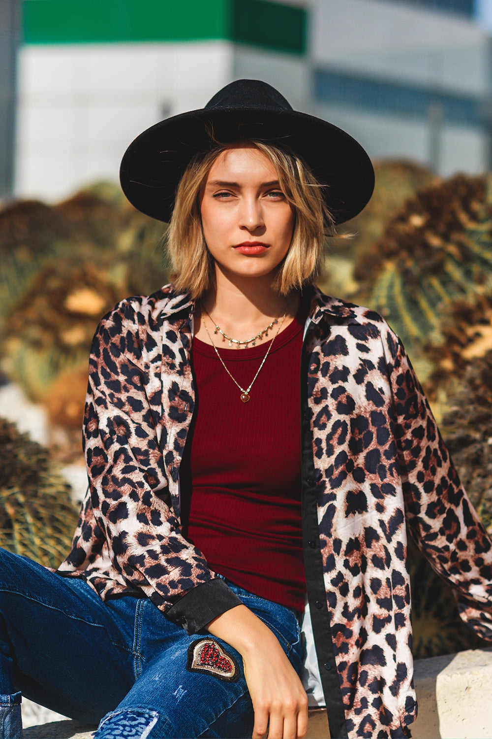 camisa de leopardo com pormenor em cetim preto