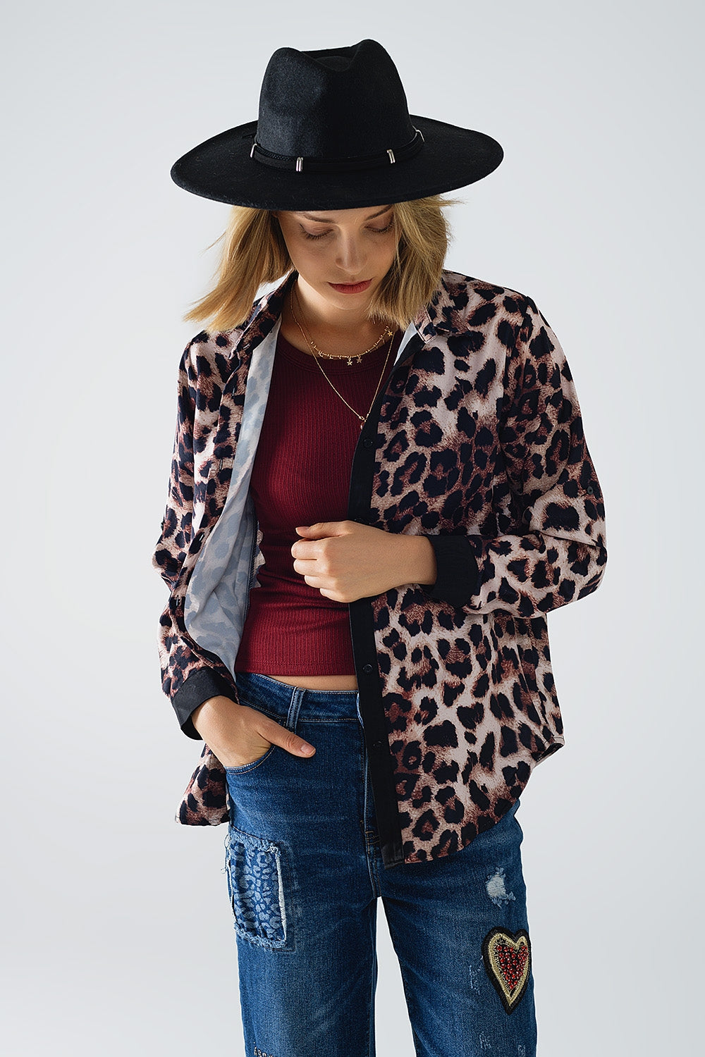 camisa de leopardo com pormenor em cetim preto