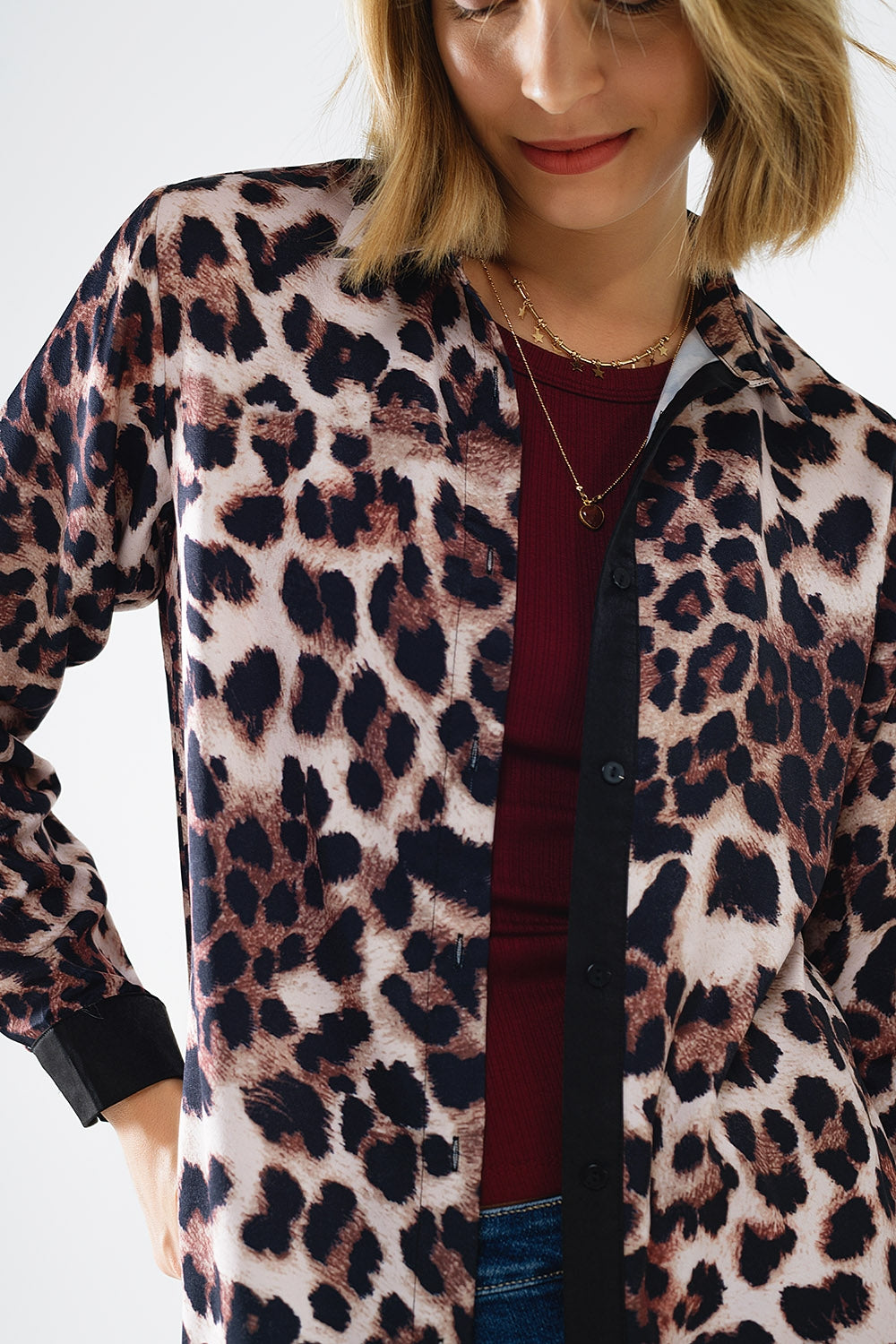 camisa de leopardo com pormenor em cetim preto