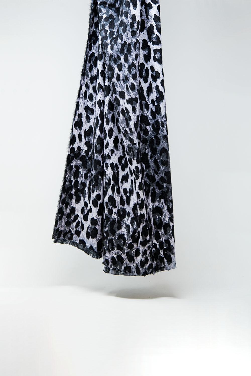 Lenço de tecido fino com estampado de leopardo em cinzento