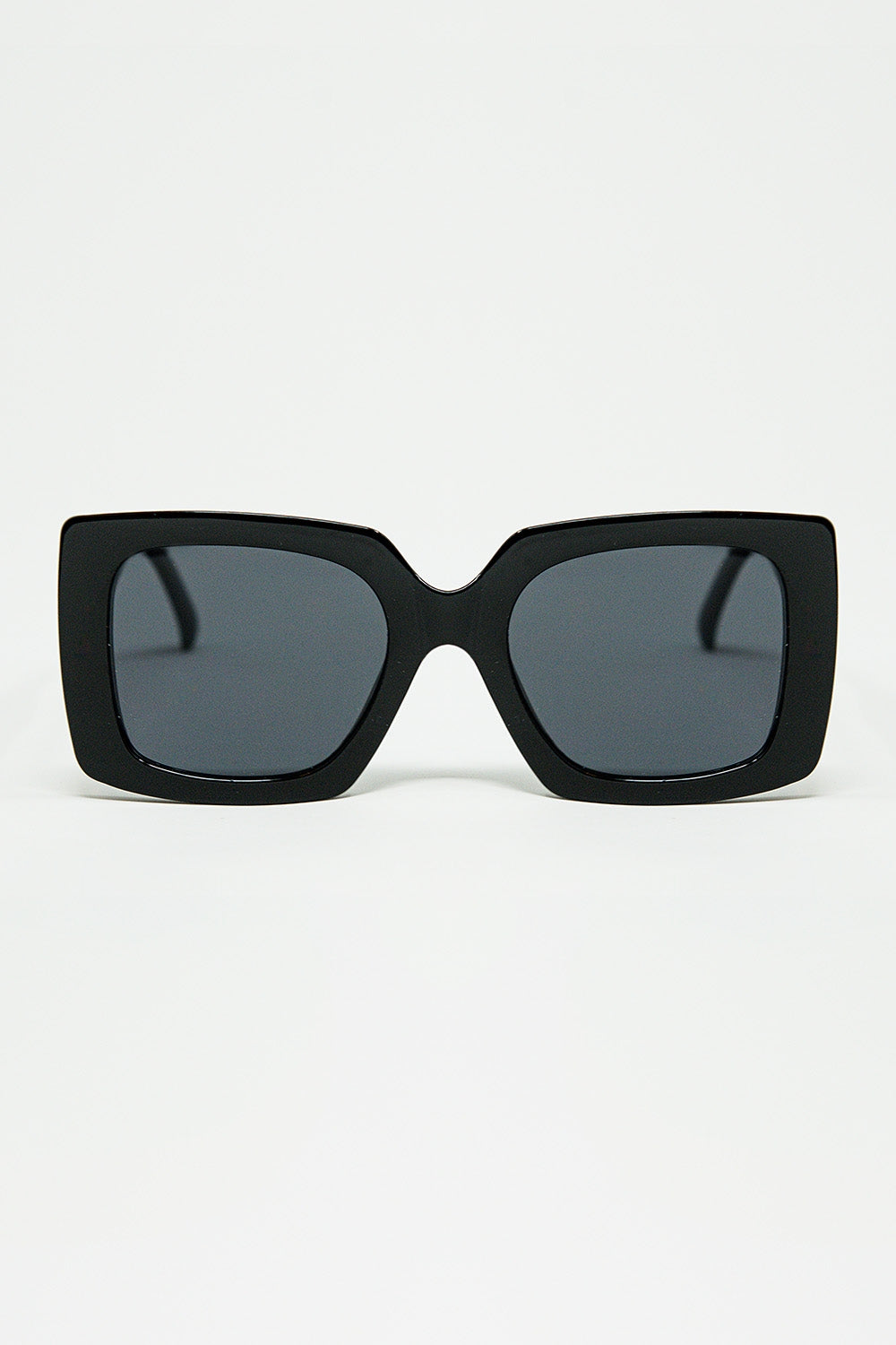 óculos de sol de silhueta vintage com um subtil olho de gato angular em preto