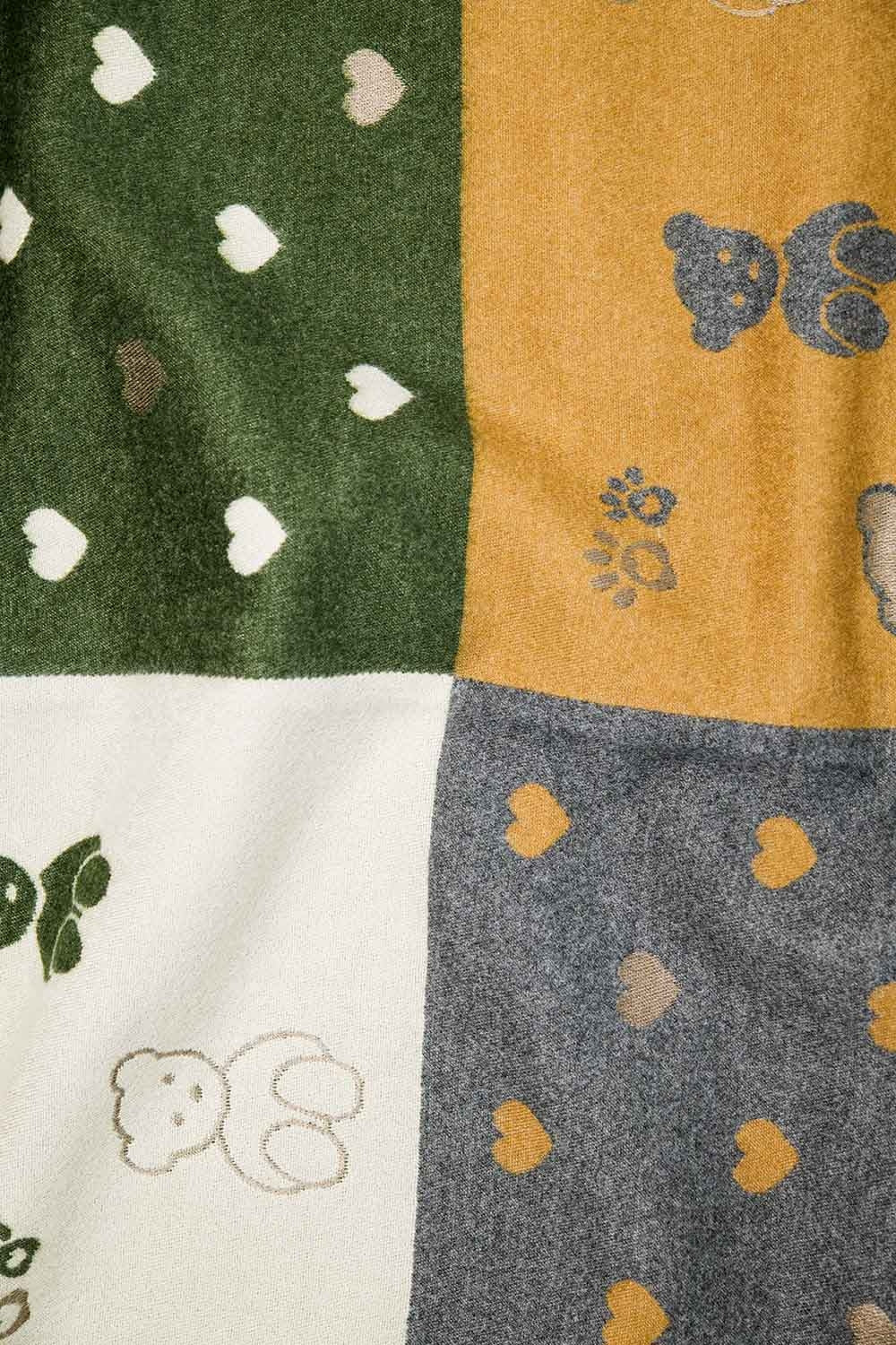 Cachecol de malha com ursinho de peluche e coração estampado em verde