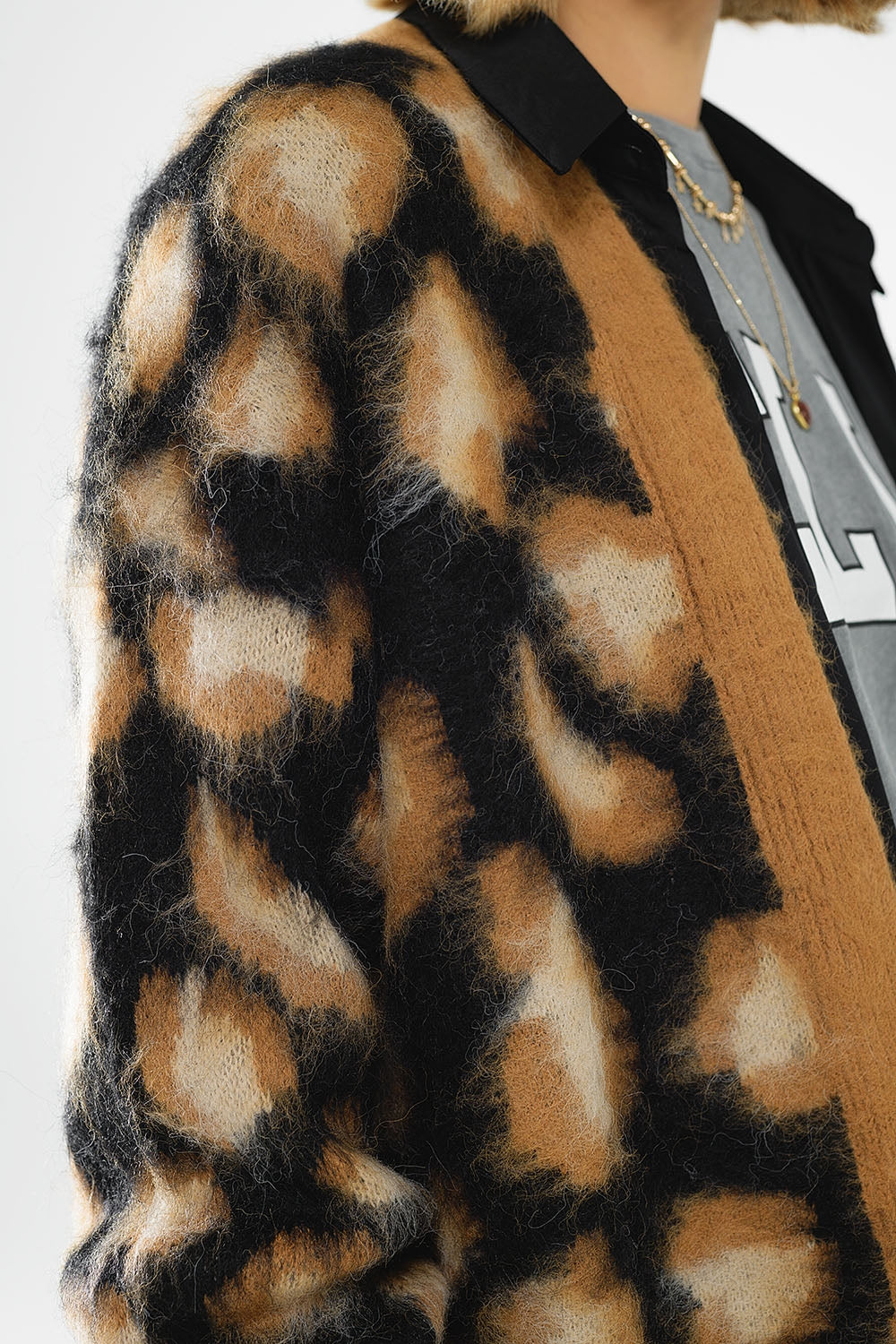 Casaco de malha com estampado de leopardo preto em tecido de malha com lã