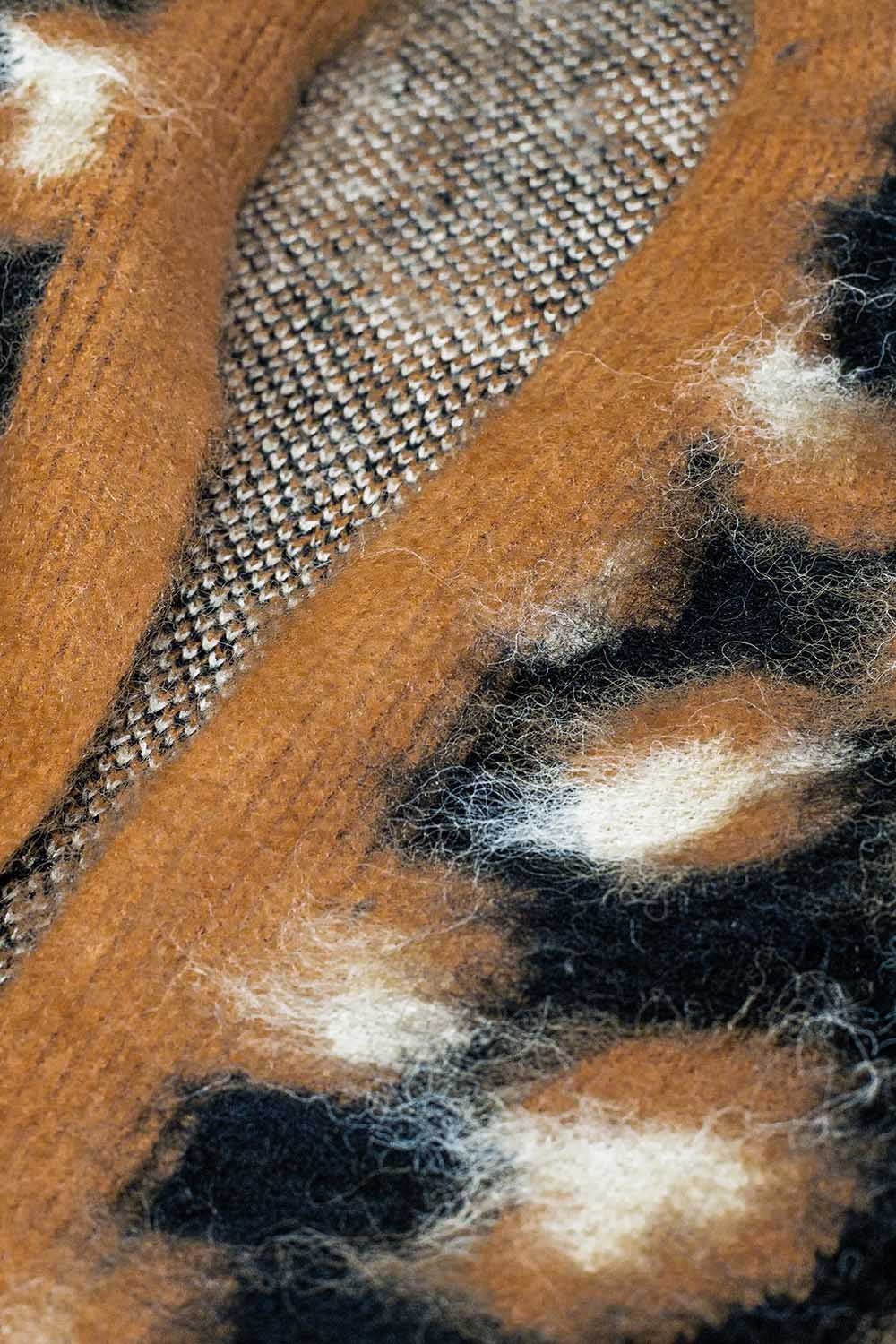 Casaco de malha com estampado de leopardo preto em tecido de malha com lã
