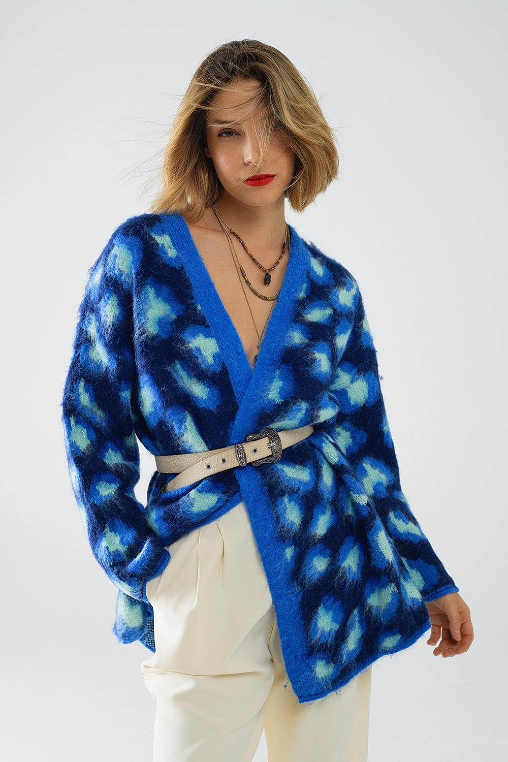 Casaco azul com estampado de leopardo e lã