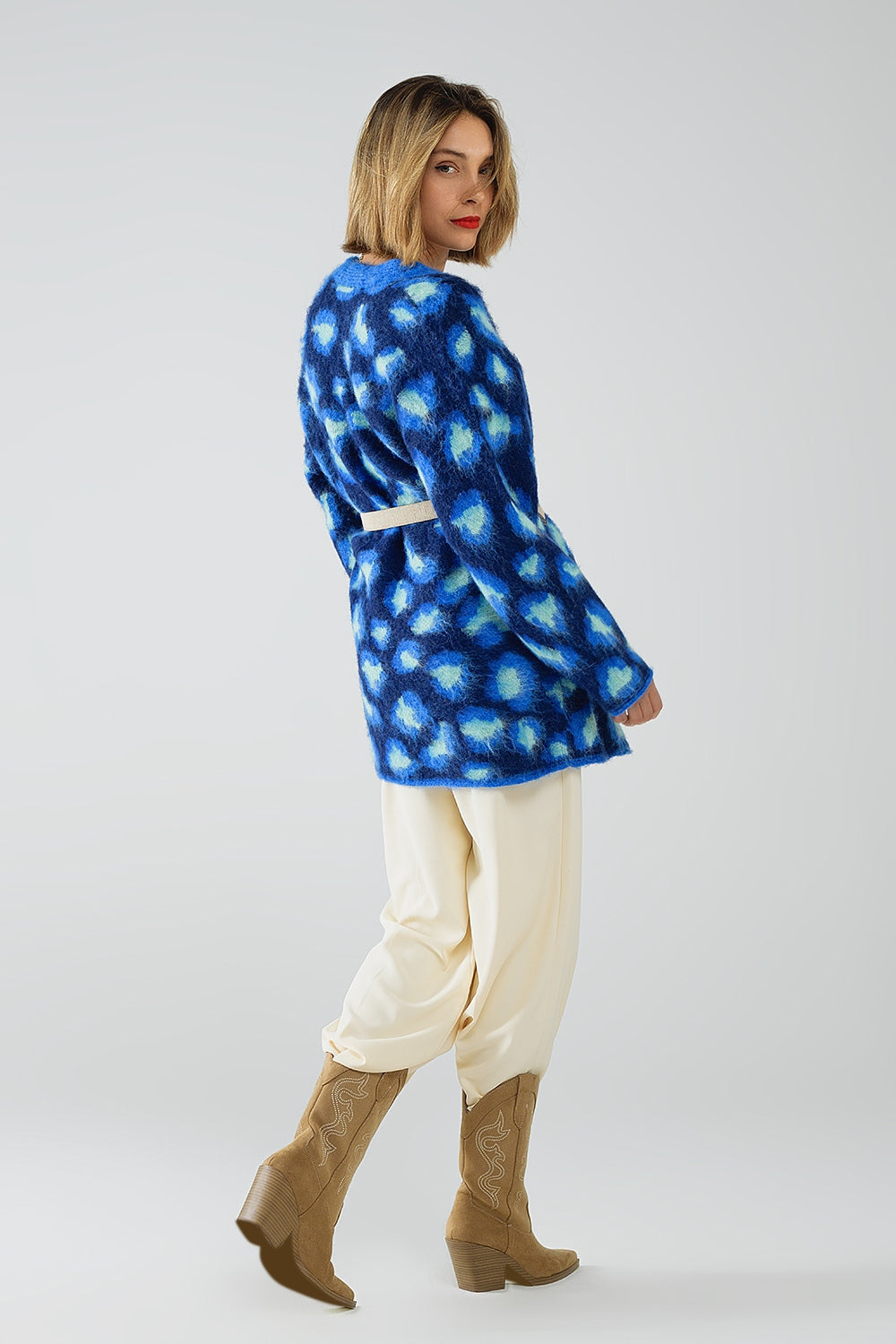 Casaco azul com estampado de leopardo e lã