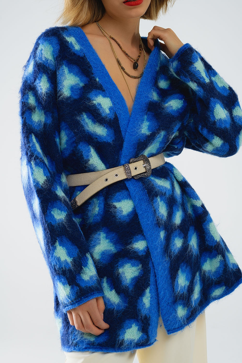 Casaco azul com estampado de leopardo e lã