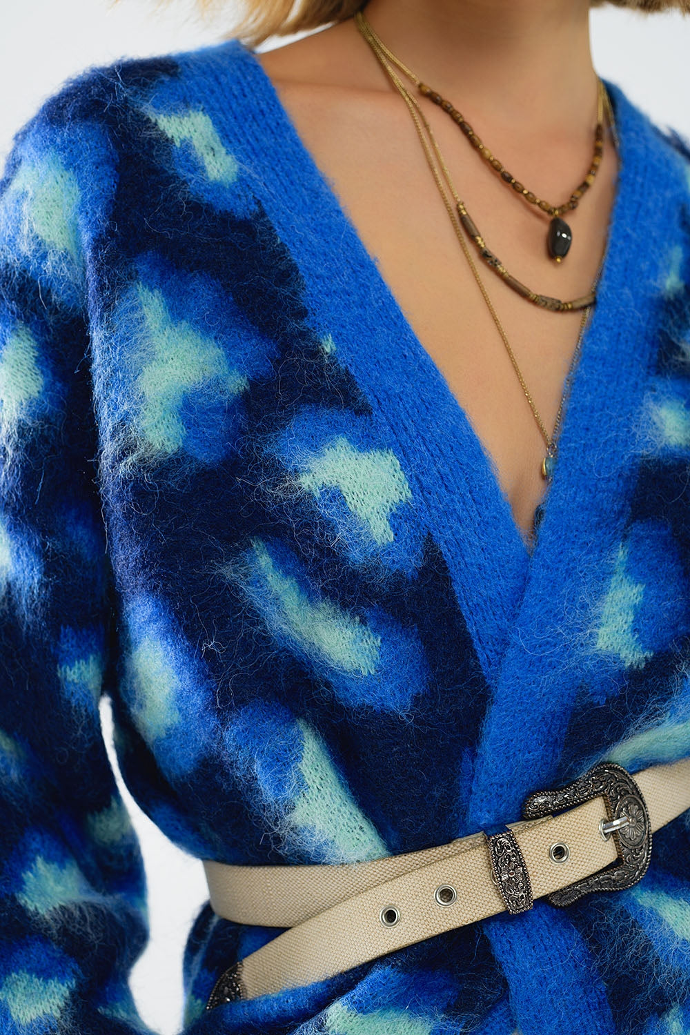 Casaco azul com estampado de leopardo e lã