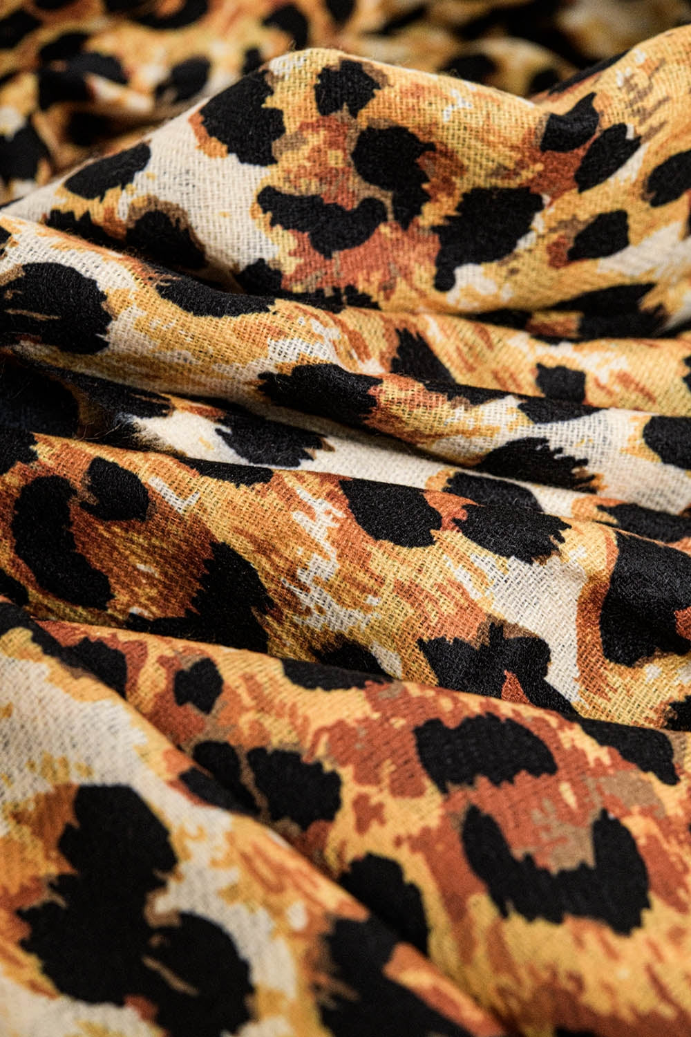 Lenço de tecido fino com estampado de leopardo em camel