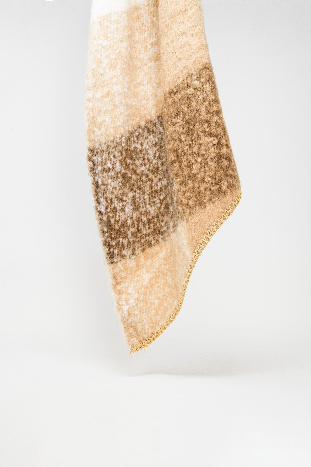 Echarpe em beige e castanho
