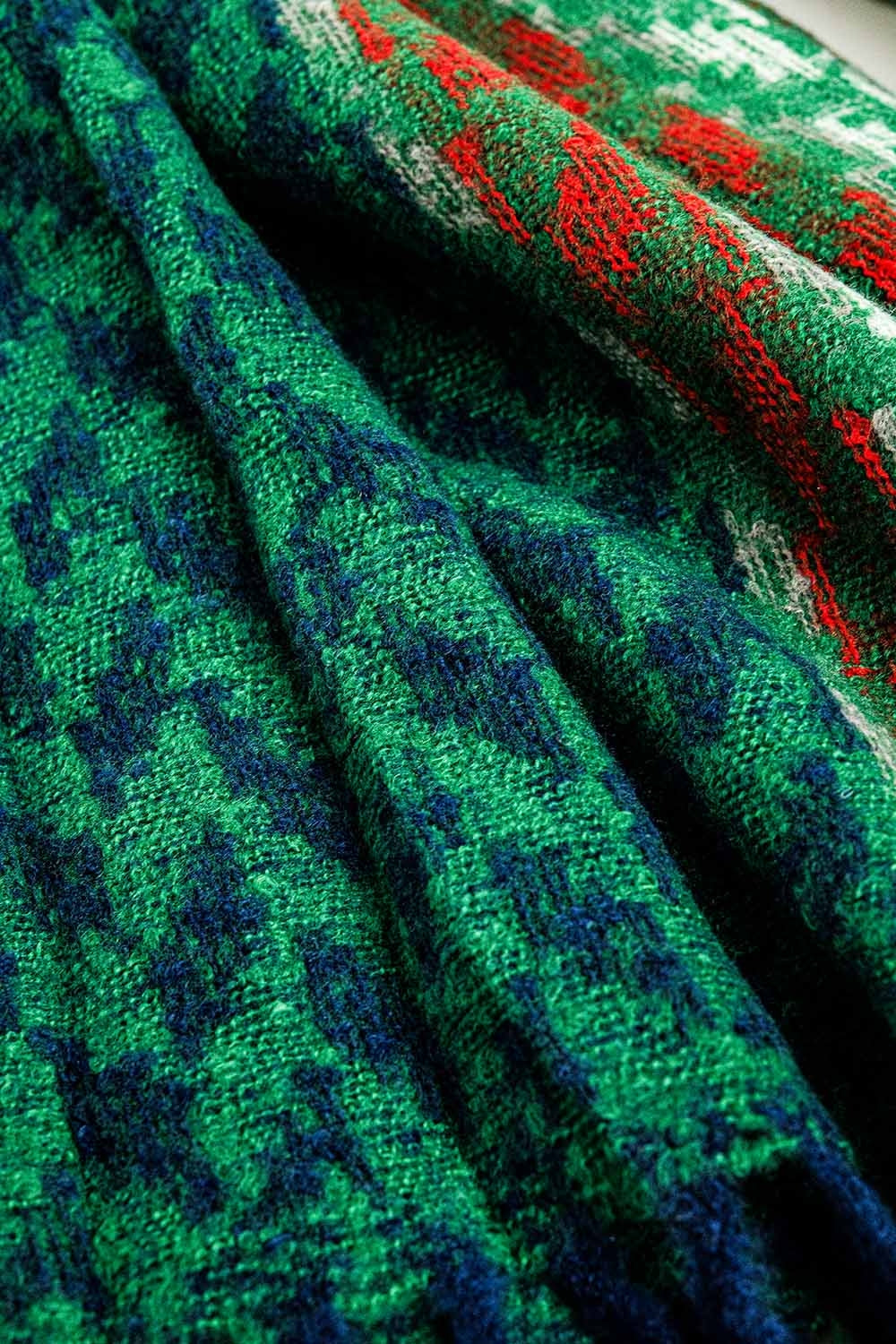 Cachecol em verde e vermelho com desenho de pata de galinha
