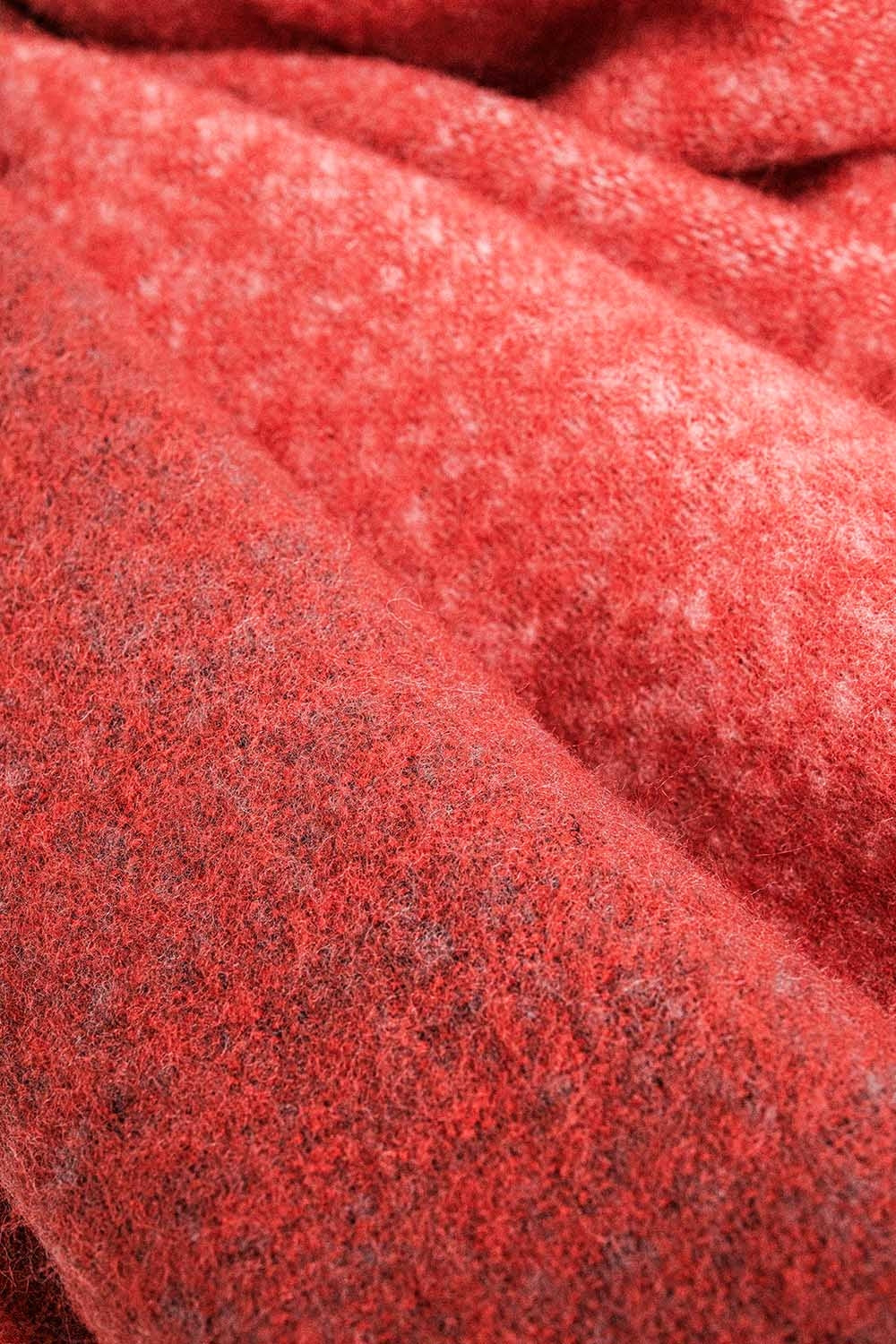 Cachecol de malha volumosa em bloco de cor vermelha com franjas