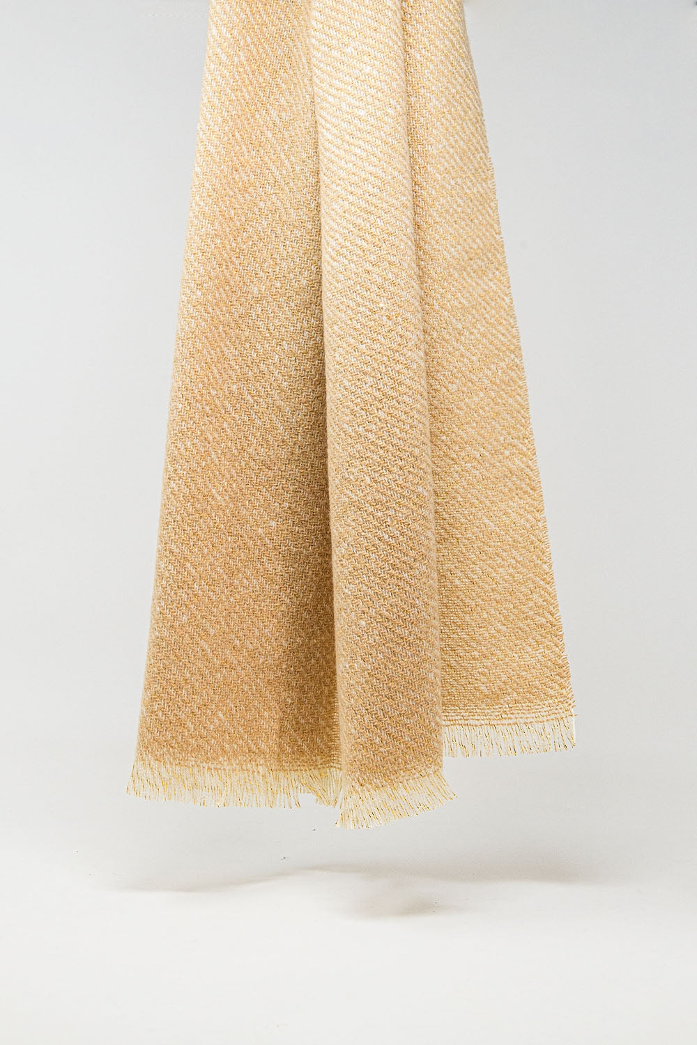 Cachecol cor de camelo com pormenor de fio dourado