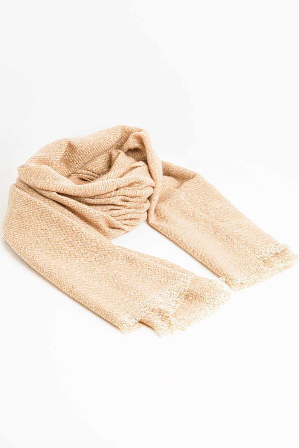 Cachecol cor de camelo com pormenor de fio dourado
