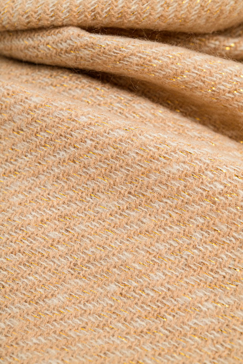 Cachecol cor de camelo com pormenor de fio dourado