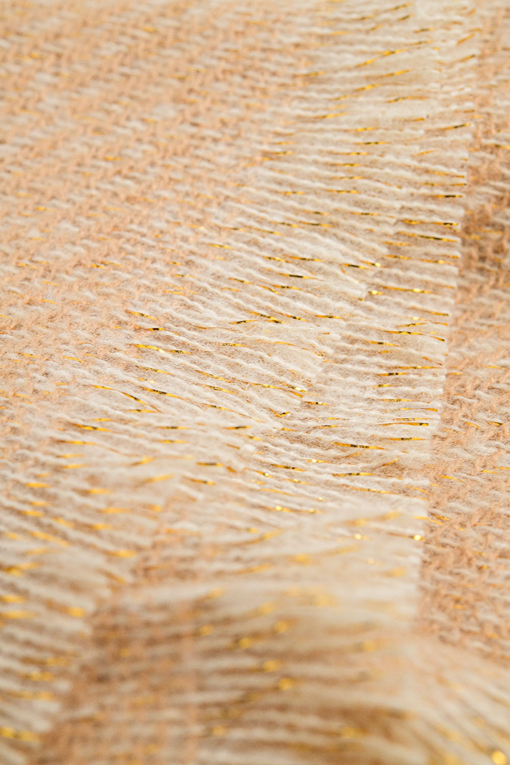 Cachecol cor de camelo com pormenor de fio dourado