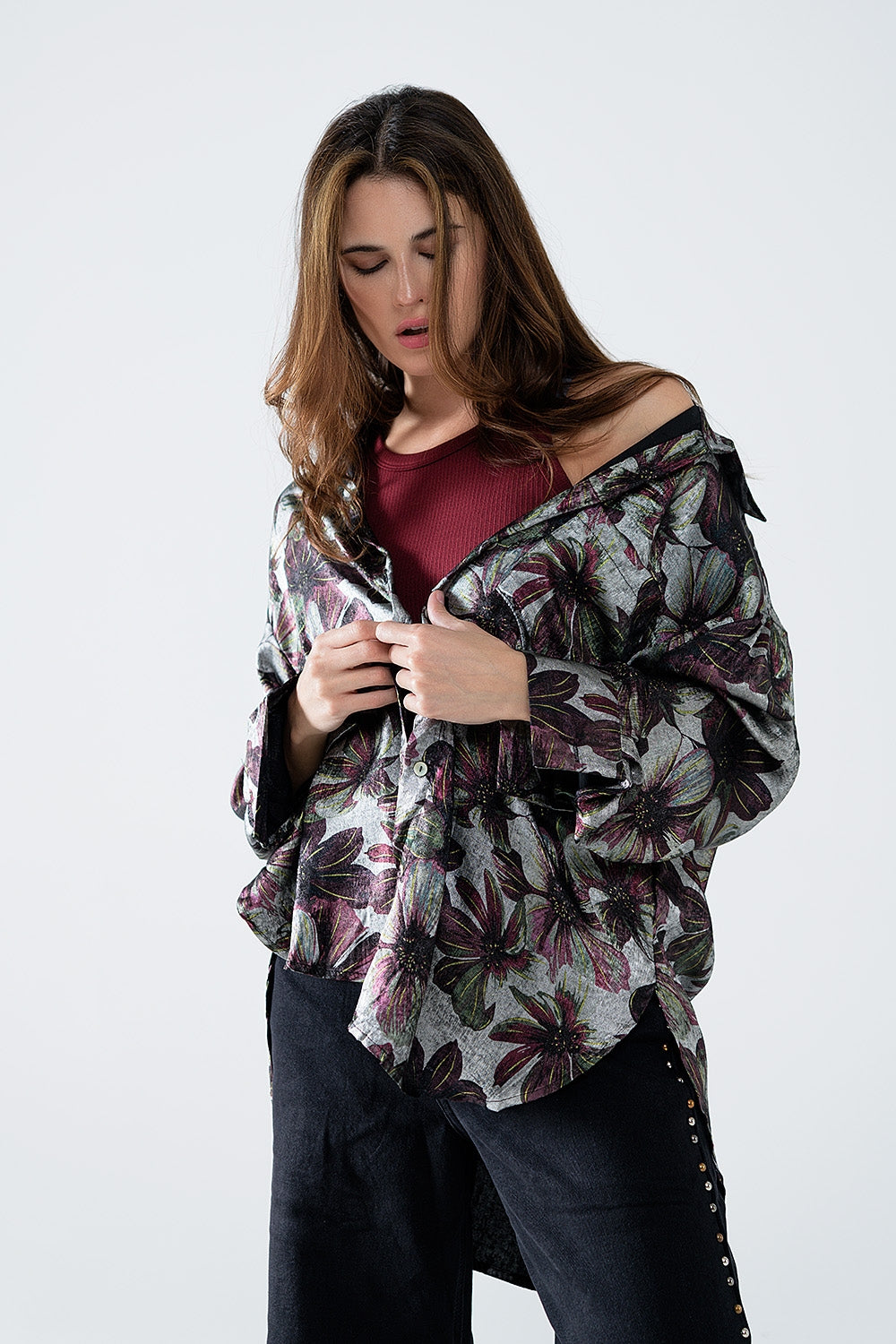 Camisa com estampado de flores com efeito metálico