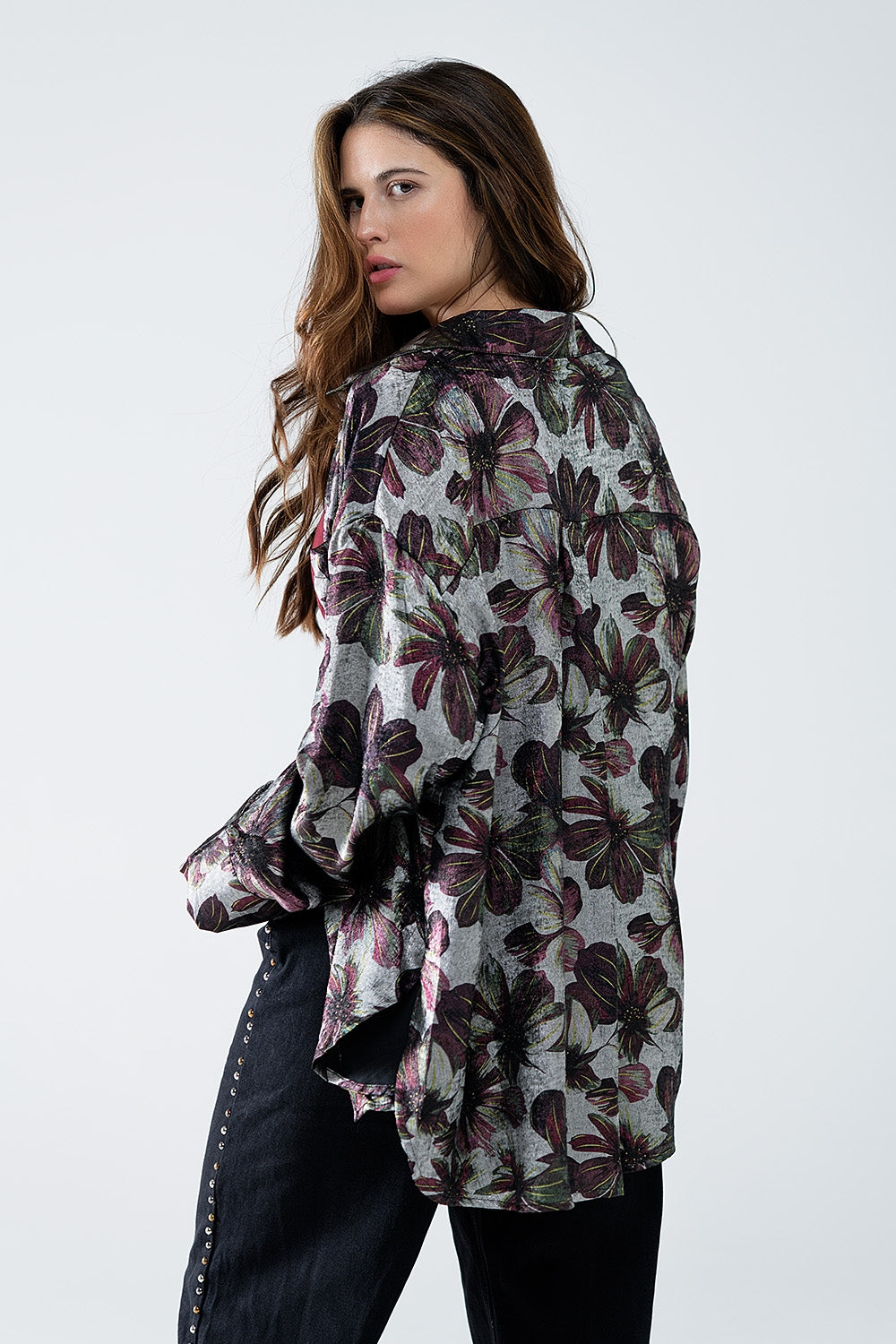 Camisa com estampado de flores com efeito metálico