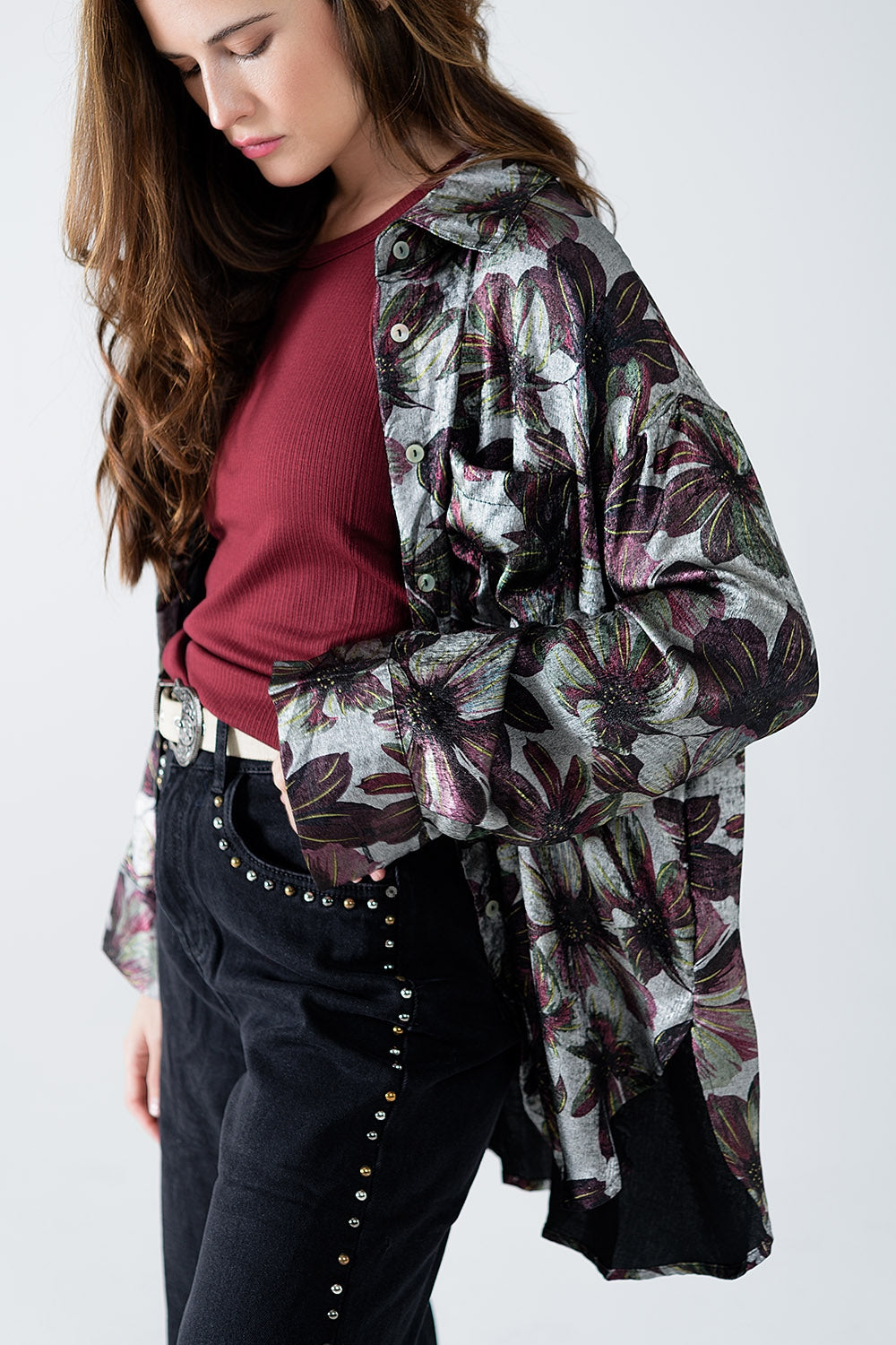 Camisa com estampado de flores com efeito metálico