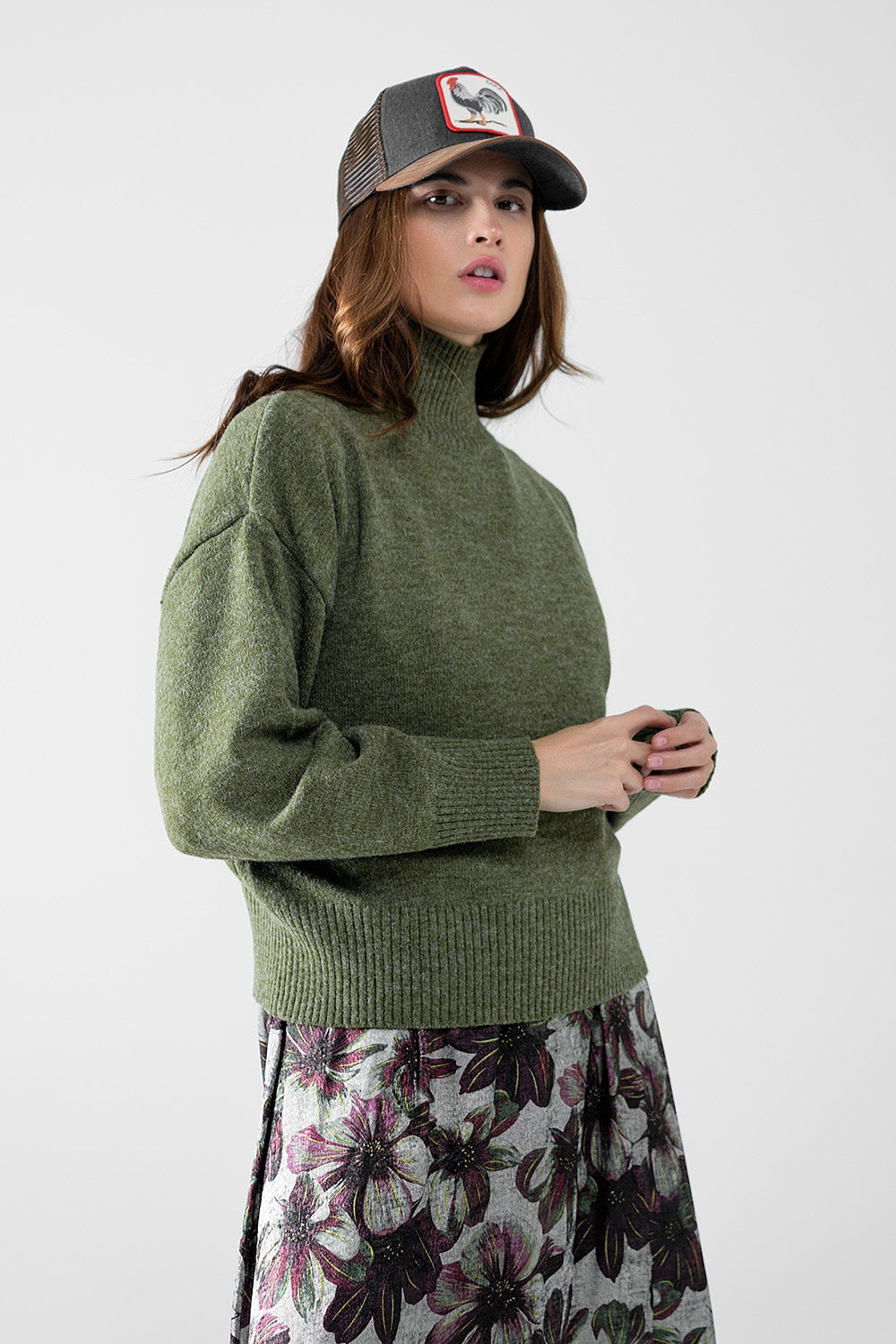 camisola de malha volumosa em verde com gola alta