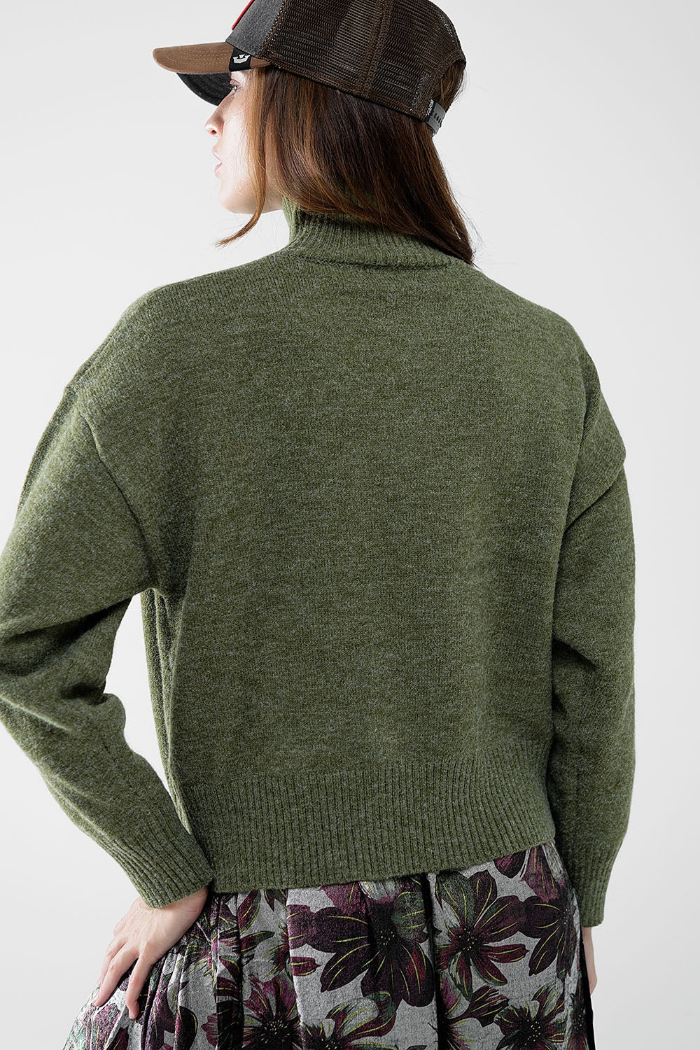 camisola de malha volumosa em verde com gola alta