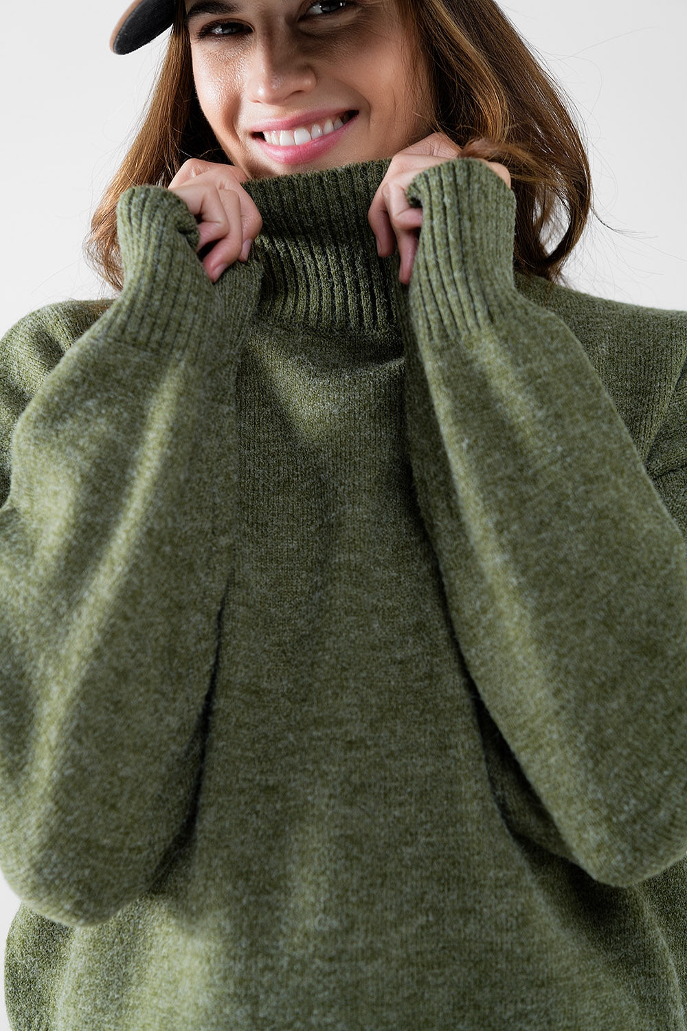 camisola de malha volumosa em verde com gola alta