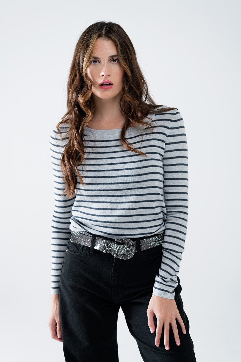 Camisola de malha fina às riscas cinzentas com gola redonda