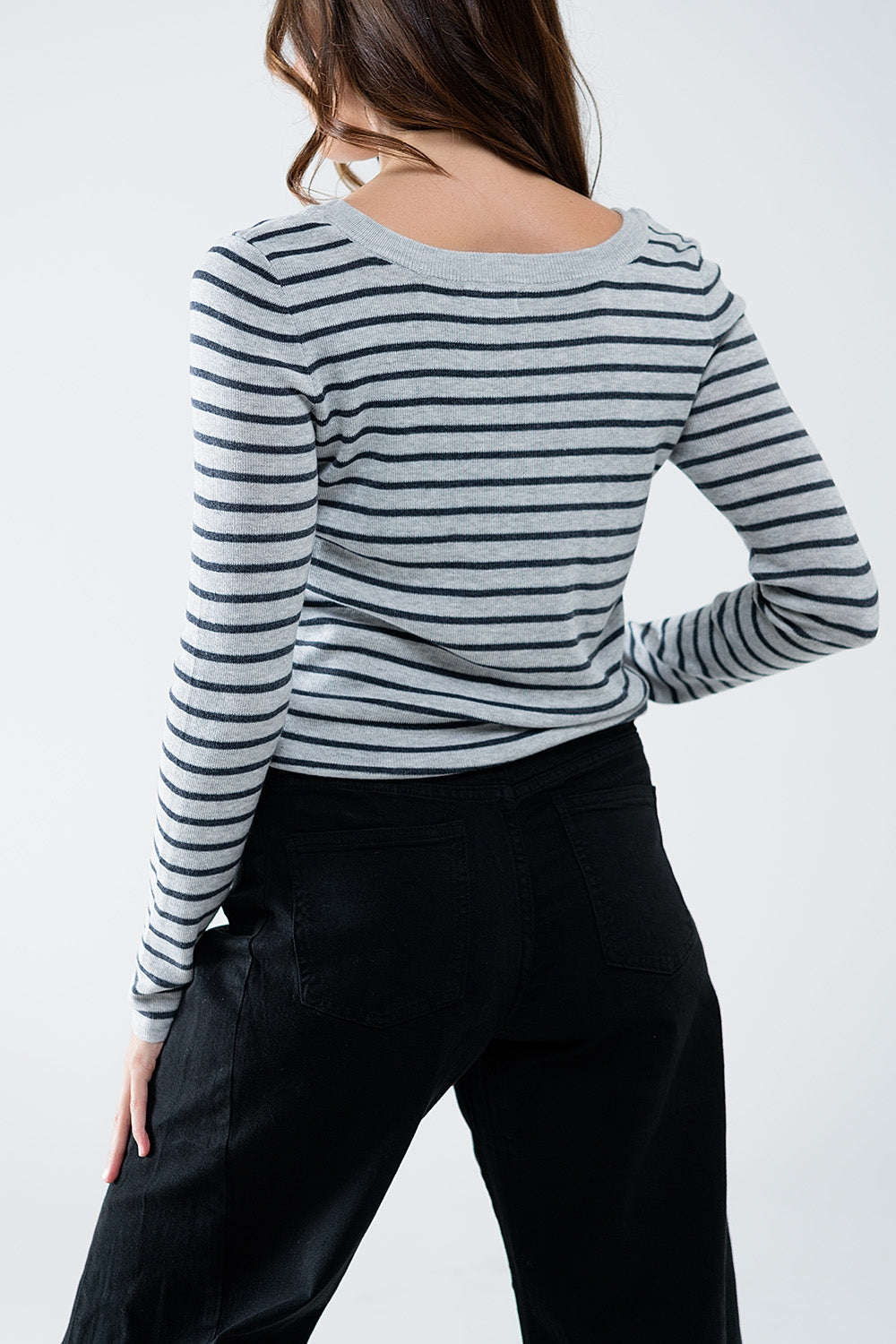 Camisola de malha fina às riscas cinzentas com gola redonda