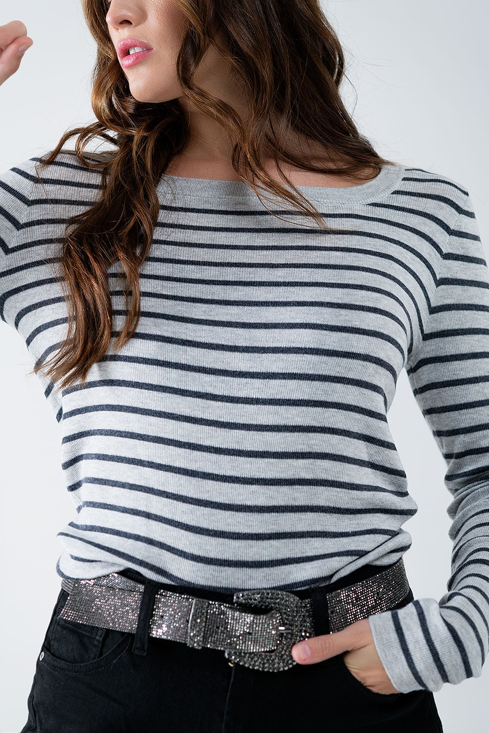 Camisola de malha fina às riscas cinzentas com gola redonda